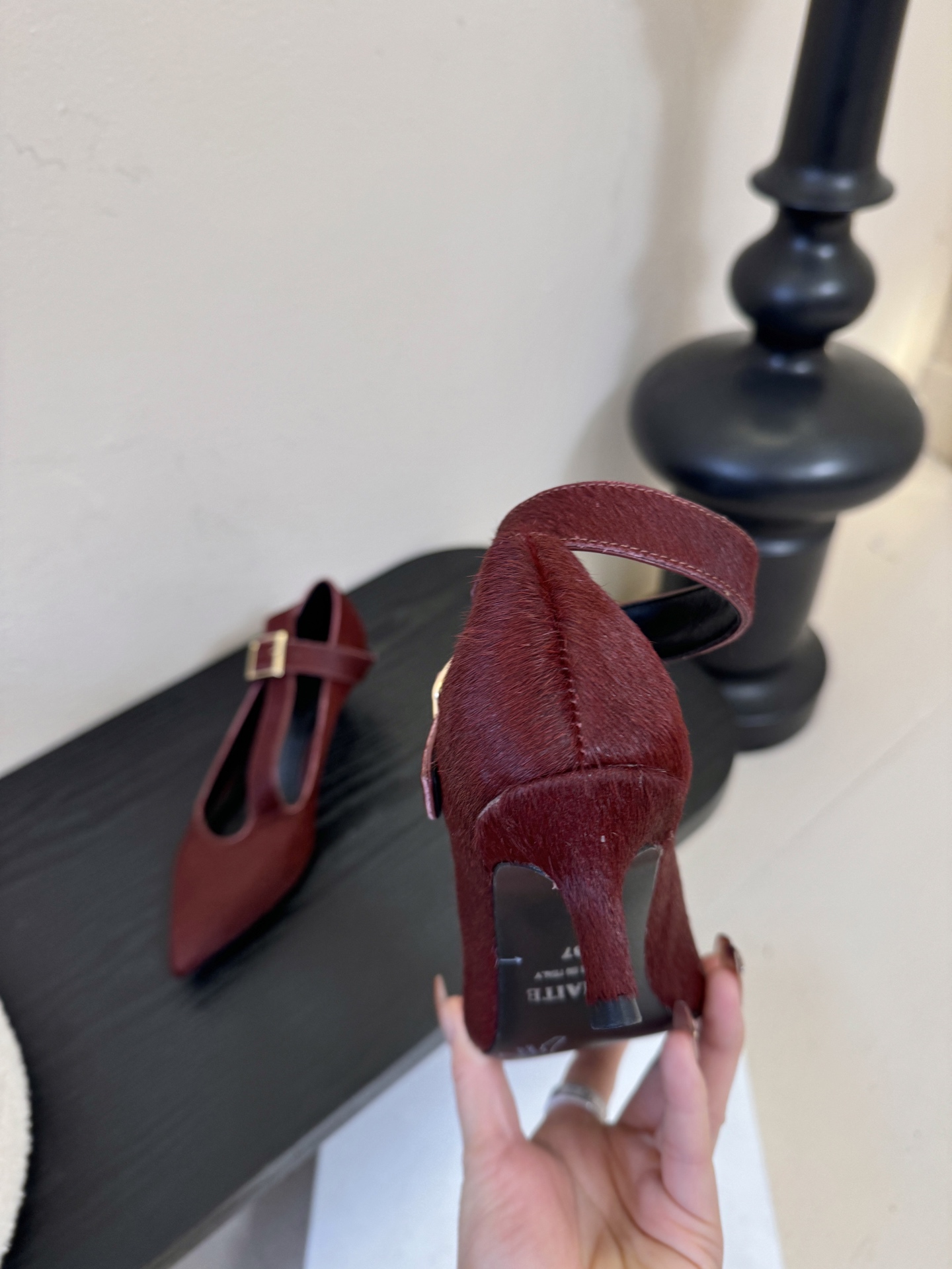 Khait*26ss尖头一字带金属扣低跟高跟鞋采用尖头造型，视觉上拉长腿部线条，兼具精致感与气场；搭配玛