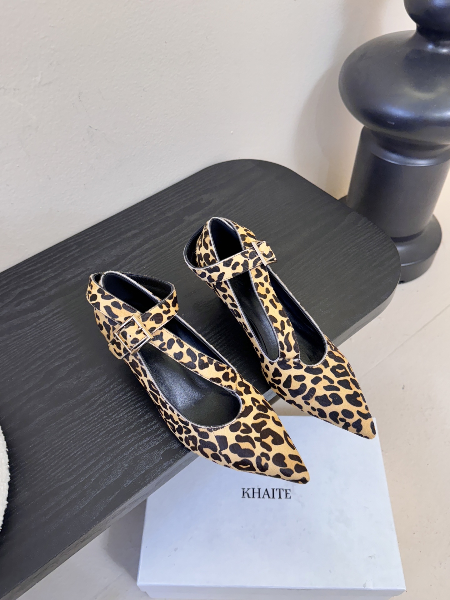 Khait*26ss尖头一字带金属扣低跟高跟鞋采用尖头造型，视觉上拉长腿部线条，兼具精致感与气场；搭配玛