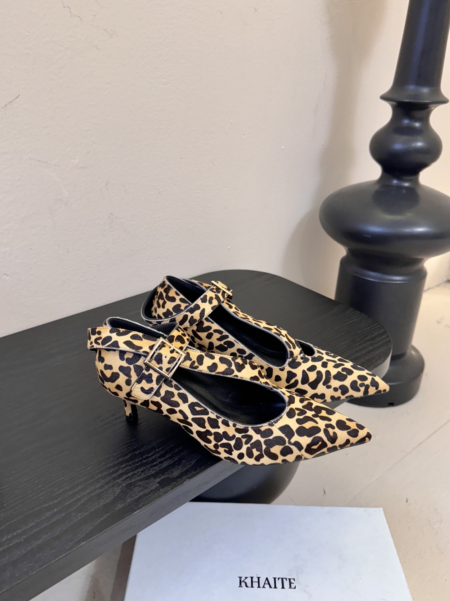 Khait*26ss尖头一字带金属扣低跟高跟鞋采用尖头造型，视觉上拉长腿部线条，兼具精致感与气场；搭配玛