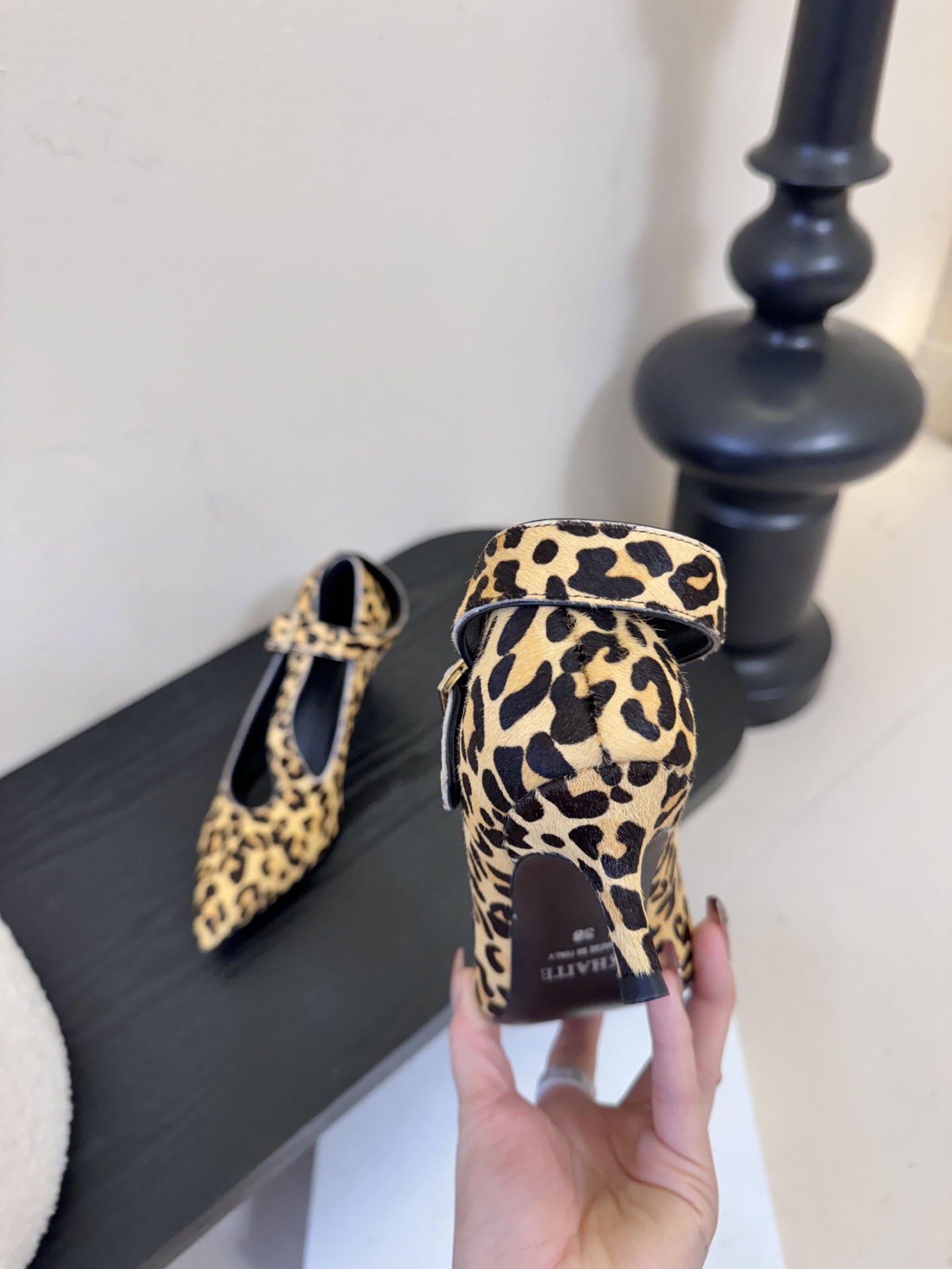 Khait*26ss尖头一字带金属扣低跟高跟鞋采用尖头造型，视觉上拉长腿部线条，兼具精致感与气场；搭配玛