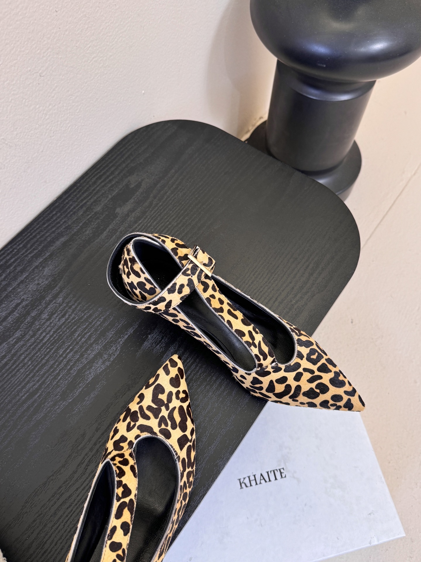 Khait*26ss尖头一字带金属扣低跟高跟鞋采用尖头造型，视觉上拉长腿部线条，兼具精致感与气场；搭配玛