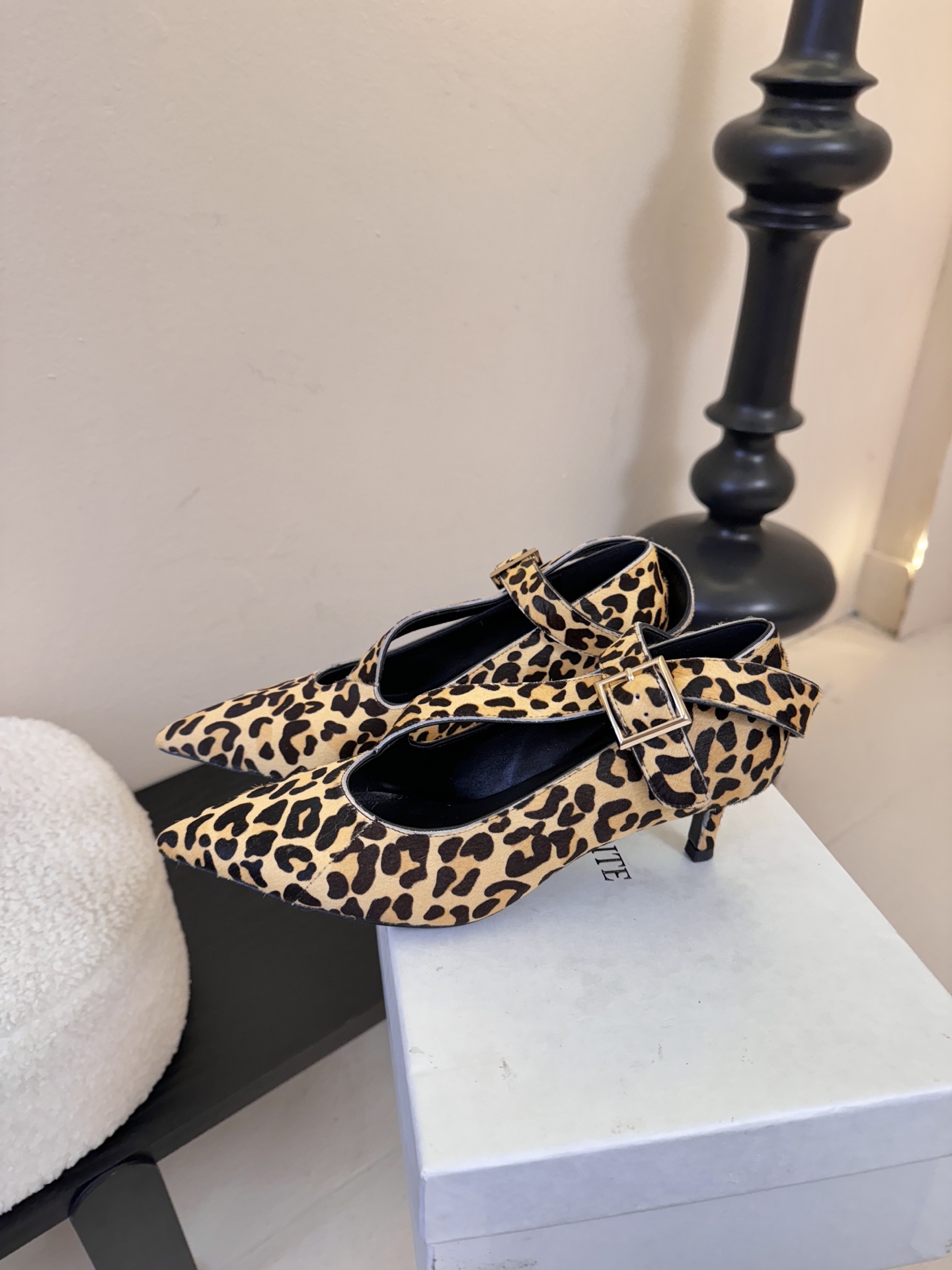 Khait*26ss尖头一字带金属扣低跟高跟鞋采用尖头造型，视觉上拉长腿部线条，兼具精致感与气场；搭配玛