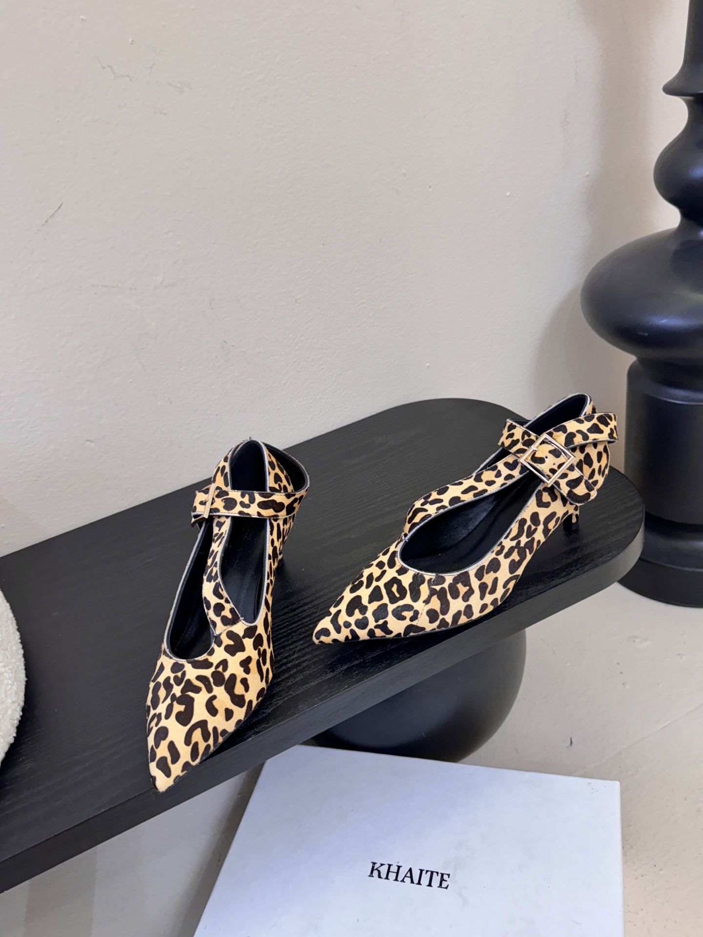 Khait*26ss尖头一字带金属扣低跟高跟鞋采用尖头造型，视觉上拉长腿部线条，兼具精致感与气场；搭配玛