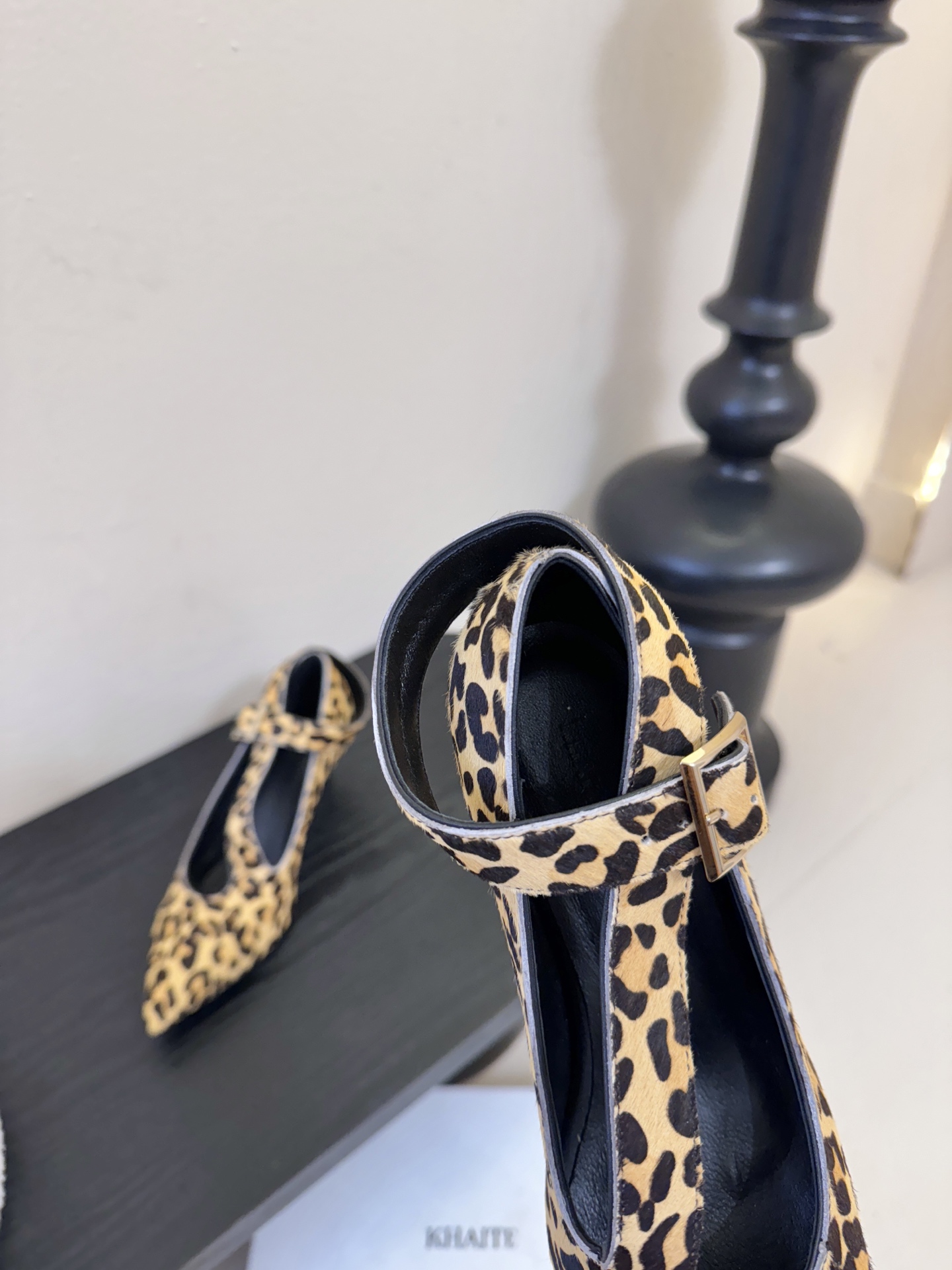 Khait*26ss尖头一字带金属扣低跟高跟鞋采用尖头造型，视觉上拉长腿部线条，兼具精致感与气场；搭配玛