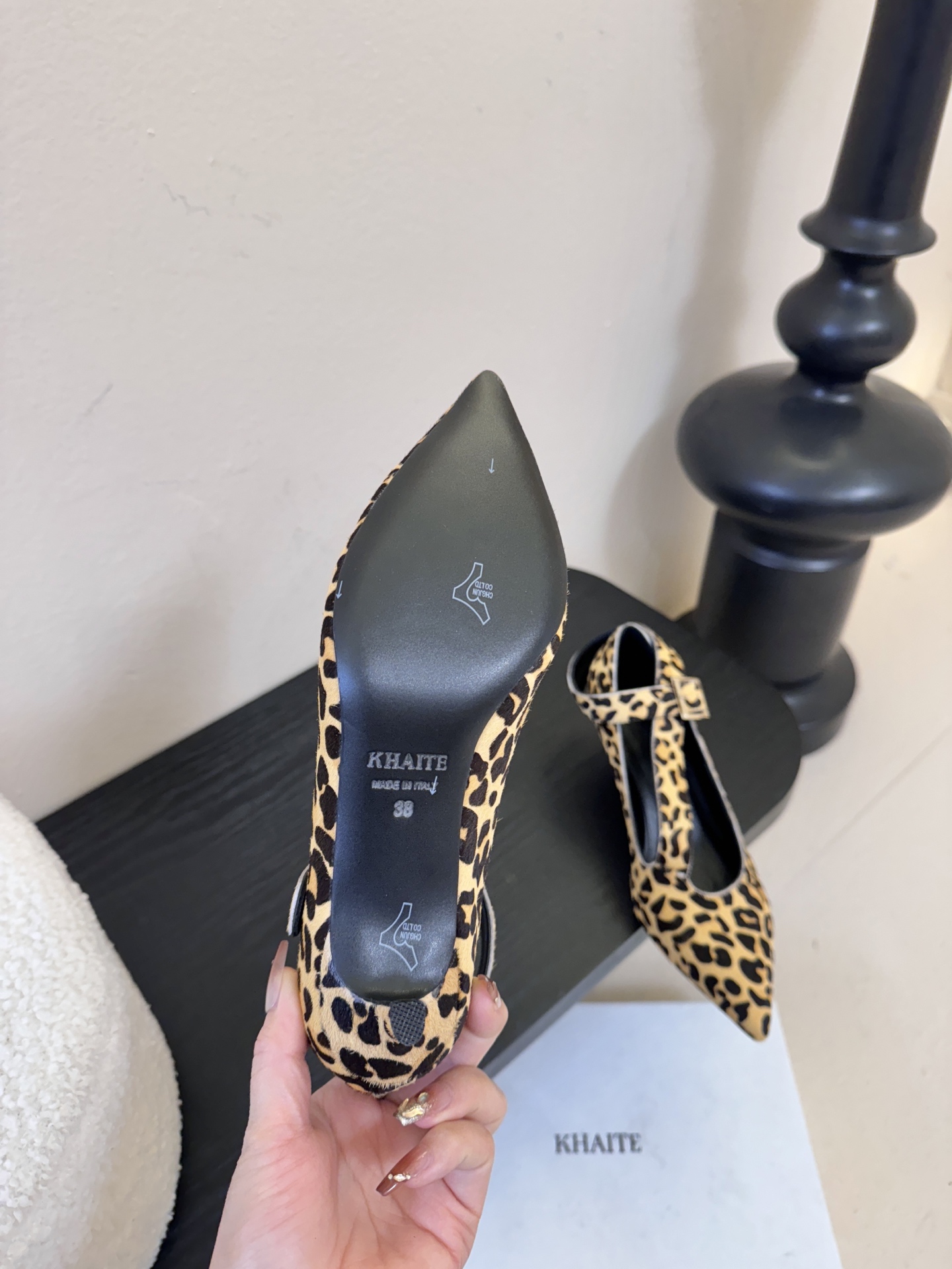 Khait*26ss尖头一字带金属扣低跟高跟鞋采用尖头造型，视觉上拉长腿部线条，兼具精致感与气场；搭配玛