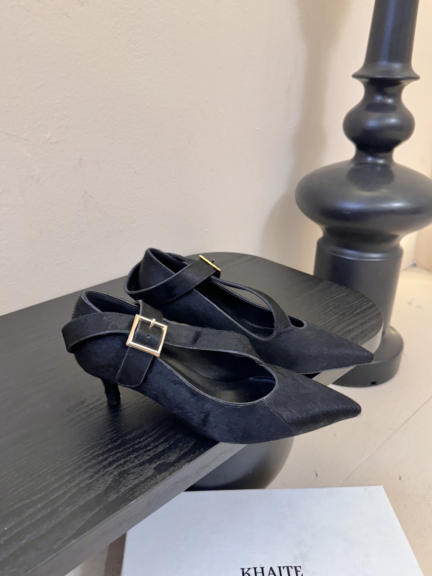 Khait*26ss尖头一字带金属扣低跟高跟鞋采用尖头造型，视觉上拉长腿部线条，兼具精致感与气场；搭配玛