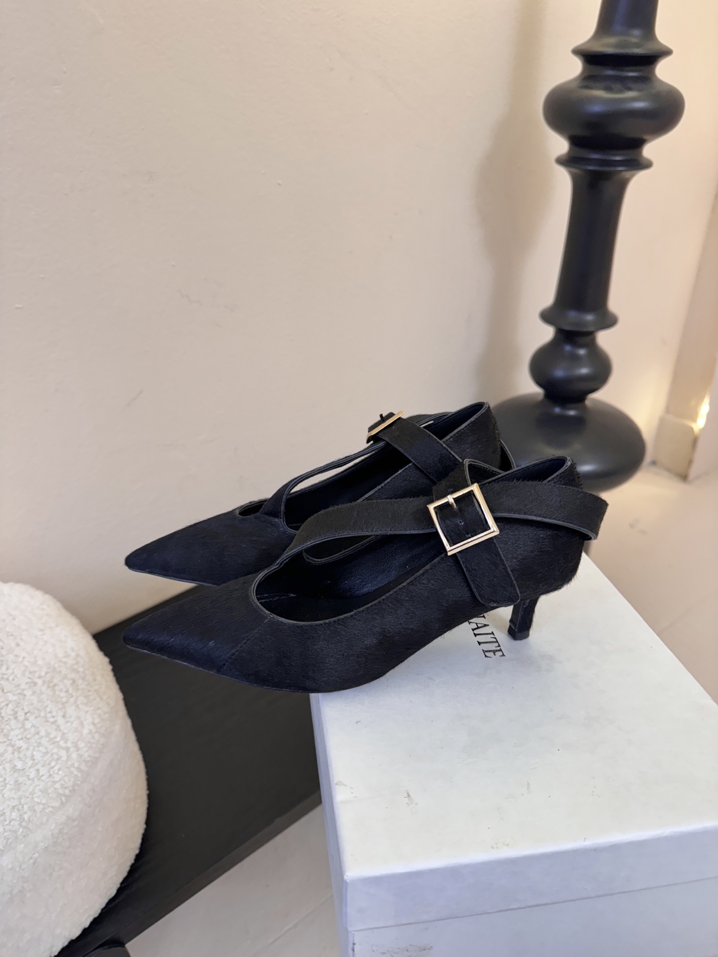 Khait*26ss尖头一字带金属扣低跟高跟鞋采用尖头造型，视觉上拉长腿部线条，兼具精致感与气场；搭配玛