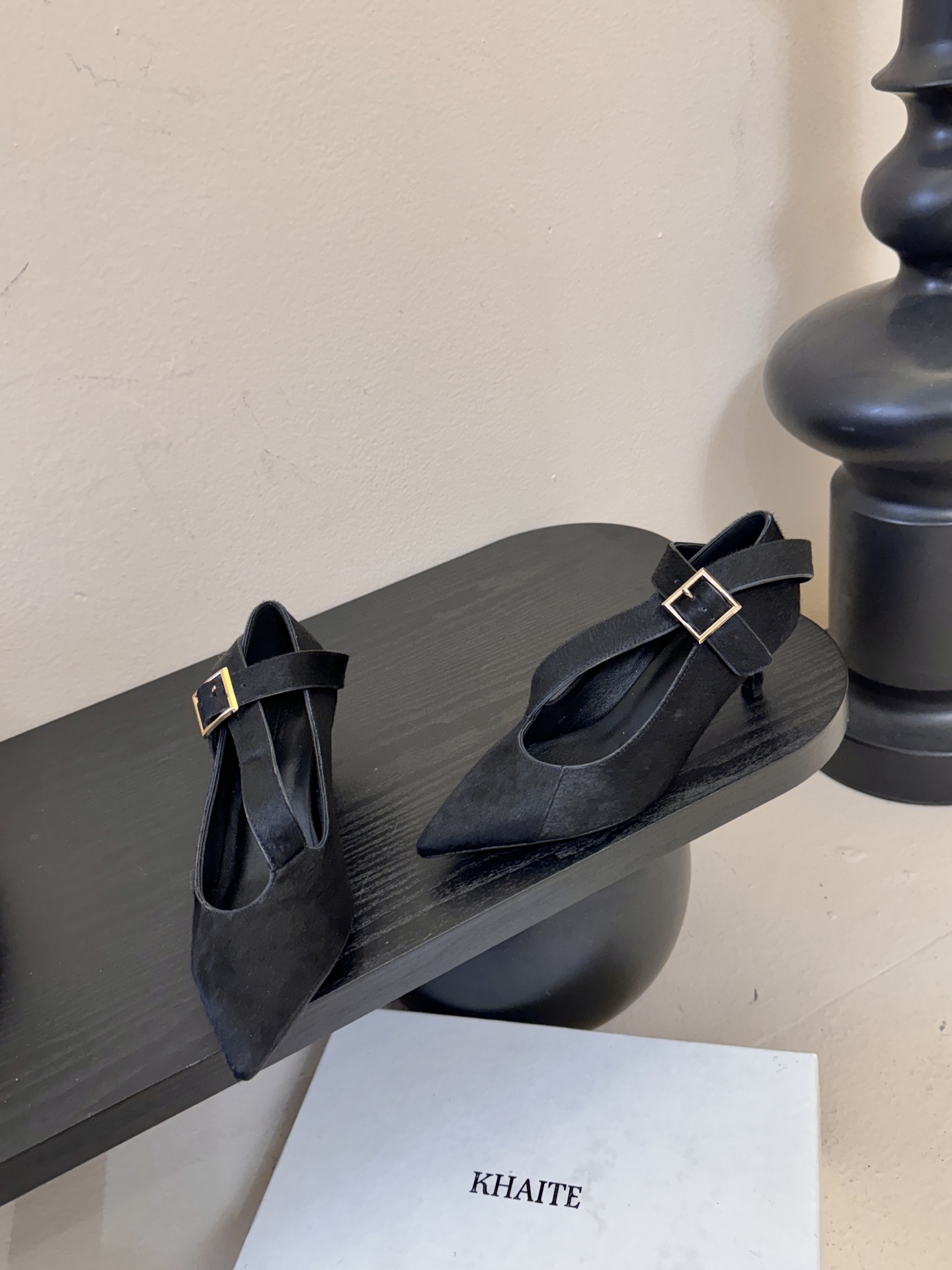 Khait*26ss尖头一字带金属扣低跟高跟鞋采用尖头造型，视觉上拉长腿部线条，兼具精致感与气场；搭配玛