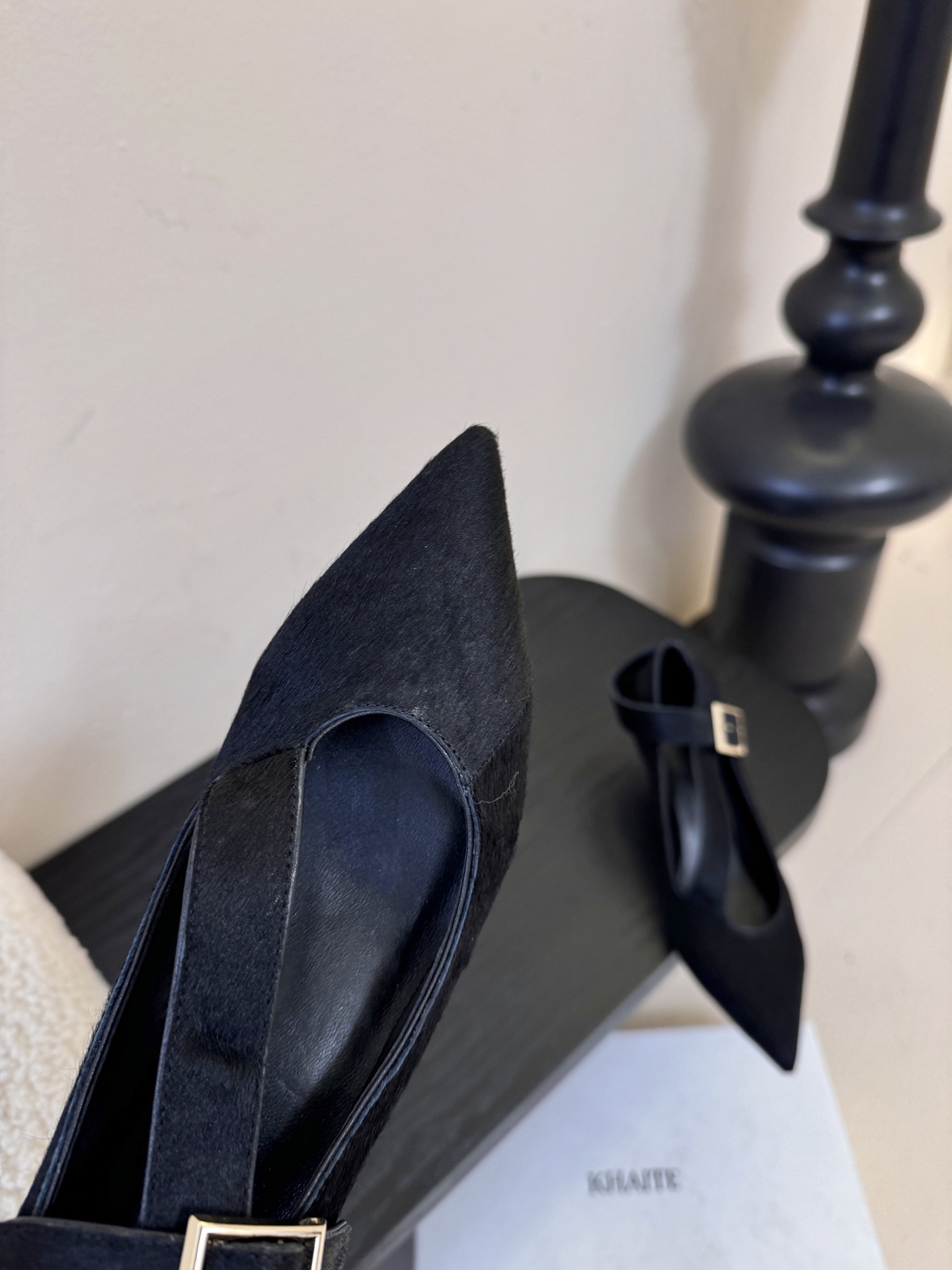 Khait*26ss尖头一字带金属扣低跟高跟鞋采用尖头造型，视觉上拉长腿部线条，兼具精致感与气场；搭配玛