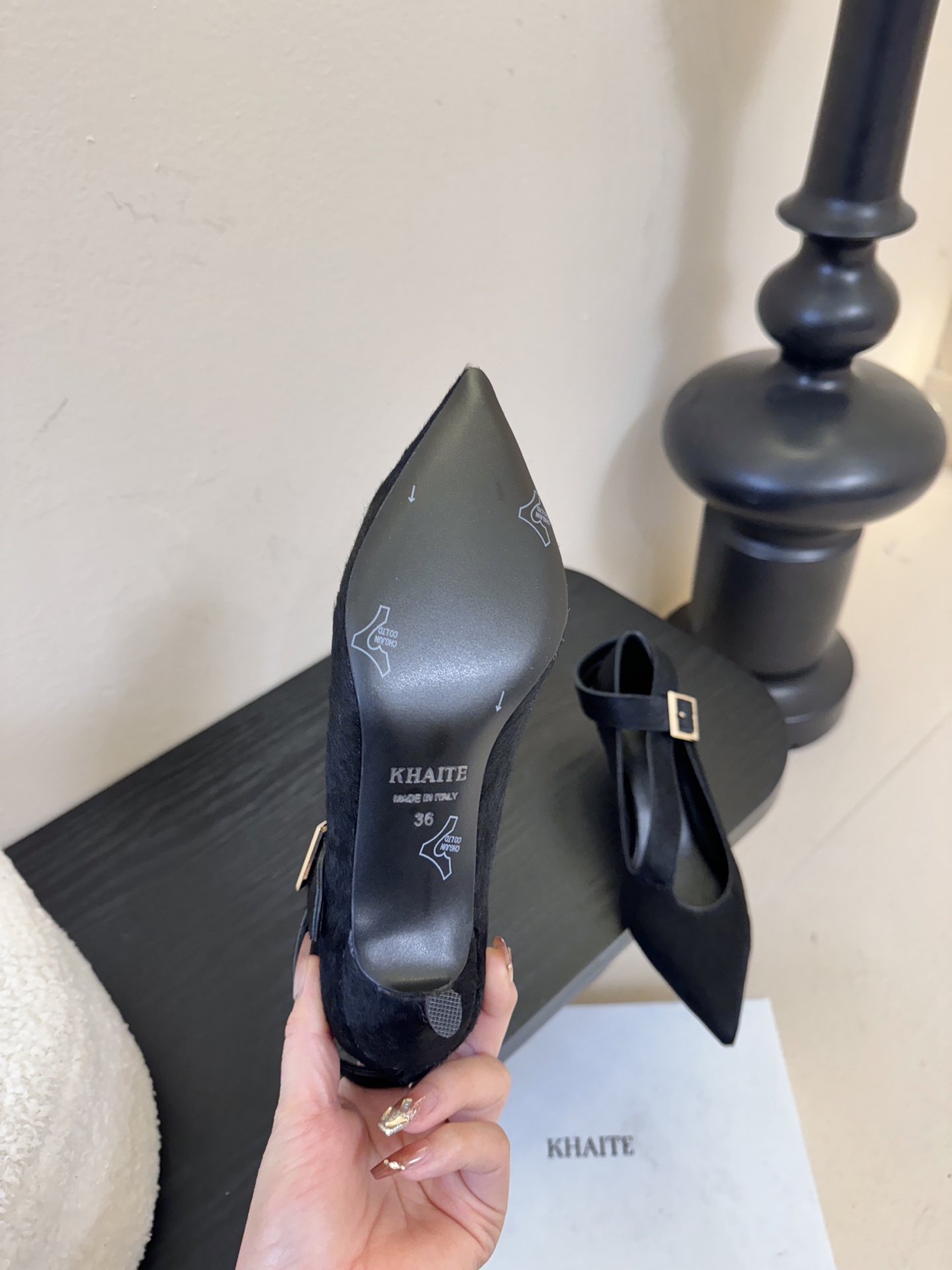 Khait*26ss尖头一字带金属扣低跟高跟鞋采用尖头造型，视觉上拉长腿部线条，兼具精致感与气场；搭配玛