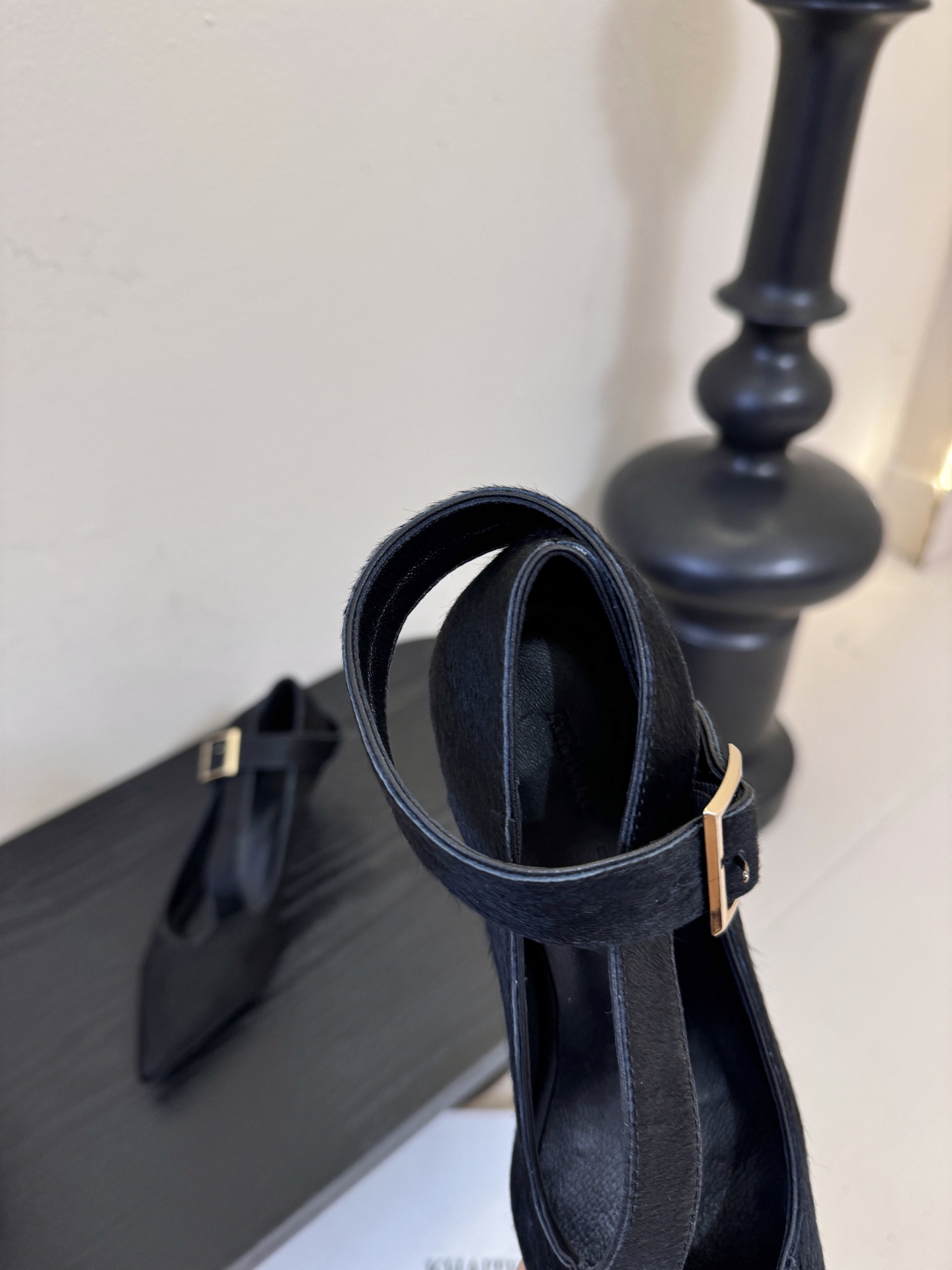 Khait*26ss尖头一字带金属扣低跟高跟鞋采用尖头造型，视觉上拉长腿部线条，兼具精致感与气场；搭配玛