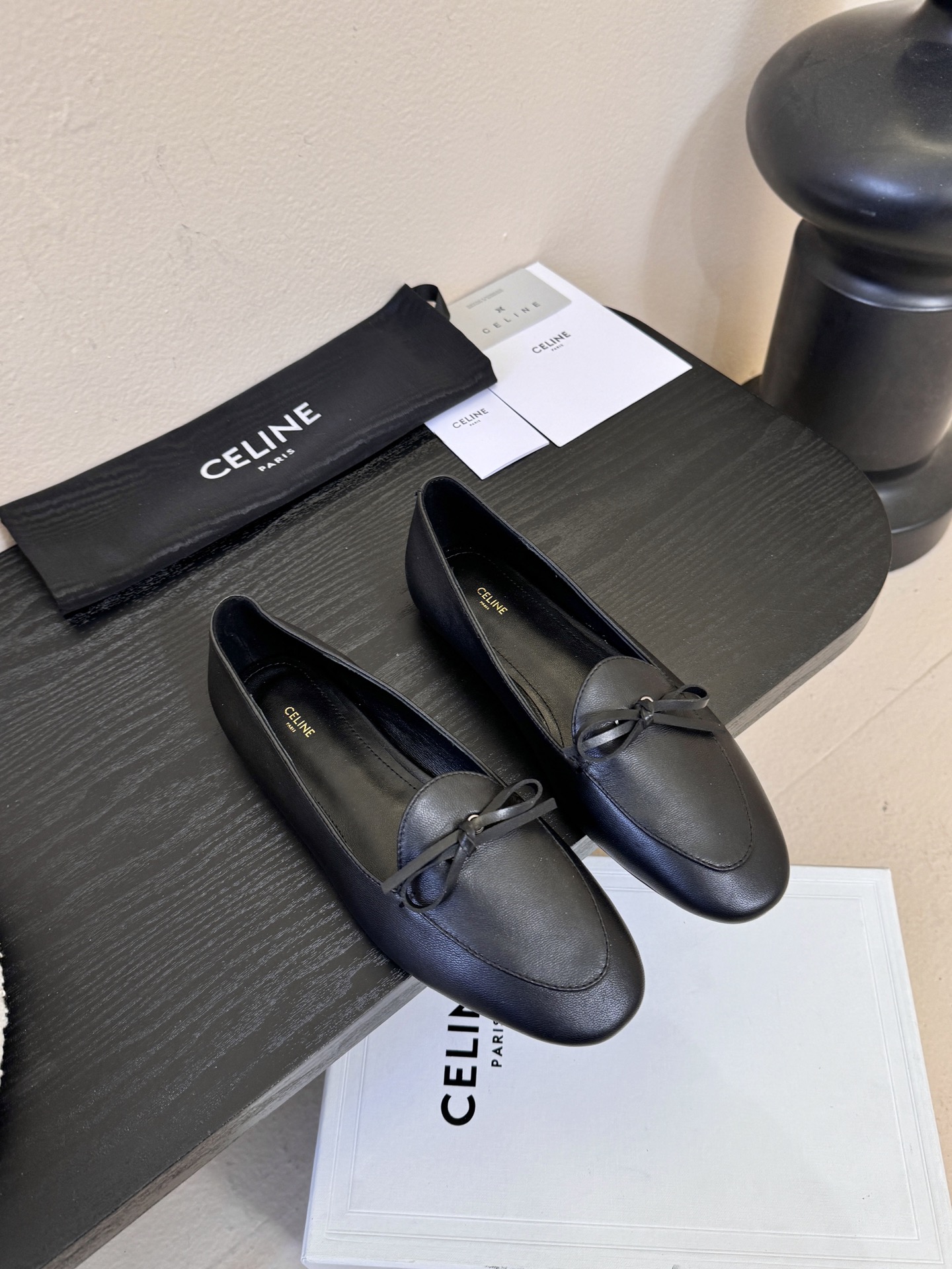 NO:682389,CELINE's latest spring and summer loafers for 2026. There are so many celebrity internet celebrities. This year's super popular loafers. Simple old money style outfit. Produced by a big factory. Don't worry about quality control. Retro and modern design, can be easily worn in suit pants, skirts and jeans. It is low-key and full of temperament. The upper is imported calfskin outsole from Italy.  Italian genuine leather outsole Size 35-40 (40 is custom-made and non-refundable), single shoes, celine, loafers, skirts, jeans, business suit, cowhide, Leather soles19860909CELINE塞琳2026春夏最新款乐福鞋 超多明星网红种草 今年超火的乐福鞋 简简单单的老钱风穿搭 妥妥大厂出品 品质品控不用担心 复古摩登设计,西装裤、裙装、牛仔裤都能轻松驾驭,低调又气质满满 鞋面意大利进口小牛皮 大底 意大利真皮大底Size35-40（40订做不退换）,单鞋,celine,loafers,skirts,jeans,business suit,cowhide,Leather soles,Women's Shoes