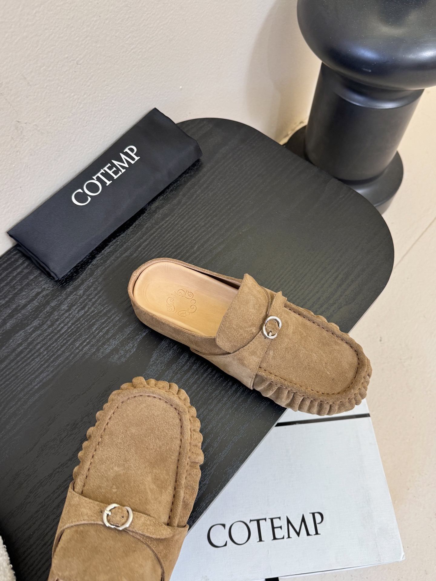Cotem*26ss平底褶皱穆勒半拖鞋休闲鞋采用穆勒半拖+豆豆鞋的结合款型，一脚蹬穿脱便捷，兼具休闲与时