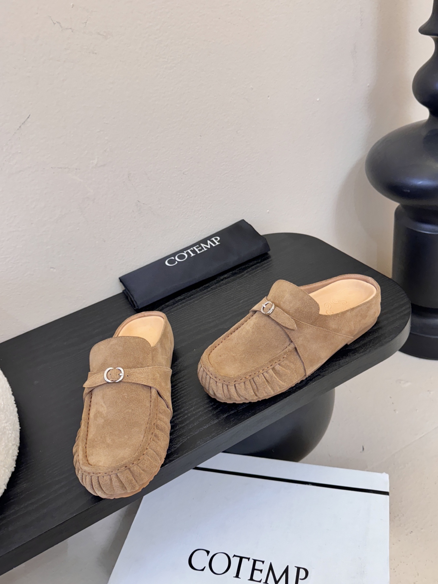 Cotem*26ss平底褶皱穆勒半拖鞋休闲鞋采用穆勒半拖+豆豆鞋的结合款型，一脚蹬穿脱便捷，兼具休闲与时
