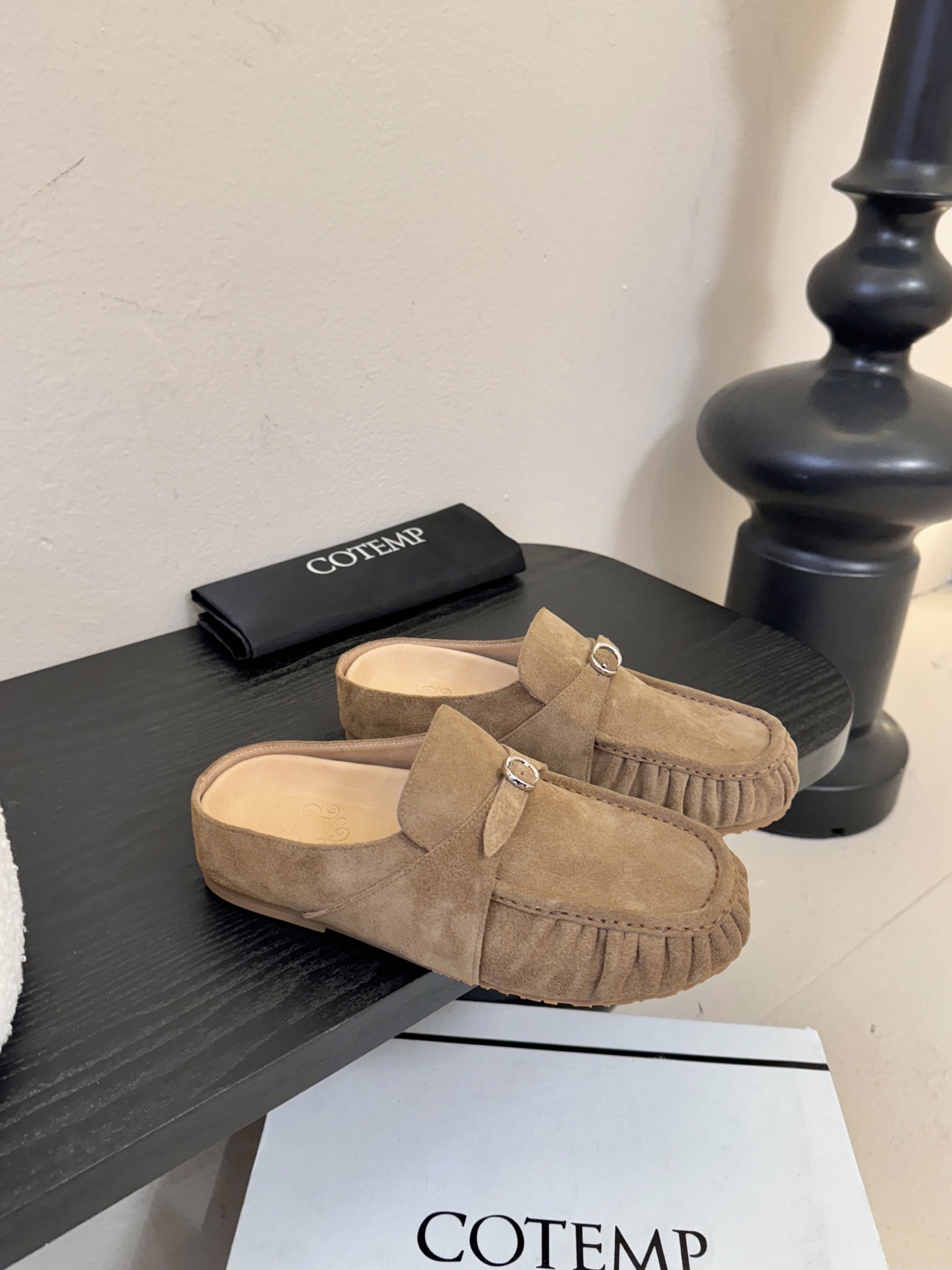 Cotem*26ss平底褶皱穆勒半拖鞋休闲鞋采用穆勒半拖+豆豆鞋的结合款型，一脚蹬穿脱便捷，兼具休闲与时