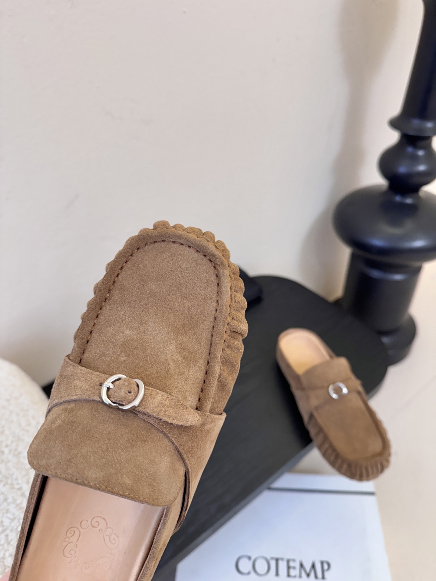 Cotem*26ss平底褶皱穆勒半拖鞋休闲鞋采用穆勒半拖+豆豆鞋的结合款型，一脚蹬穿脱便捷，兼具休闲与时