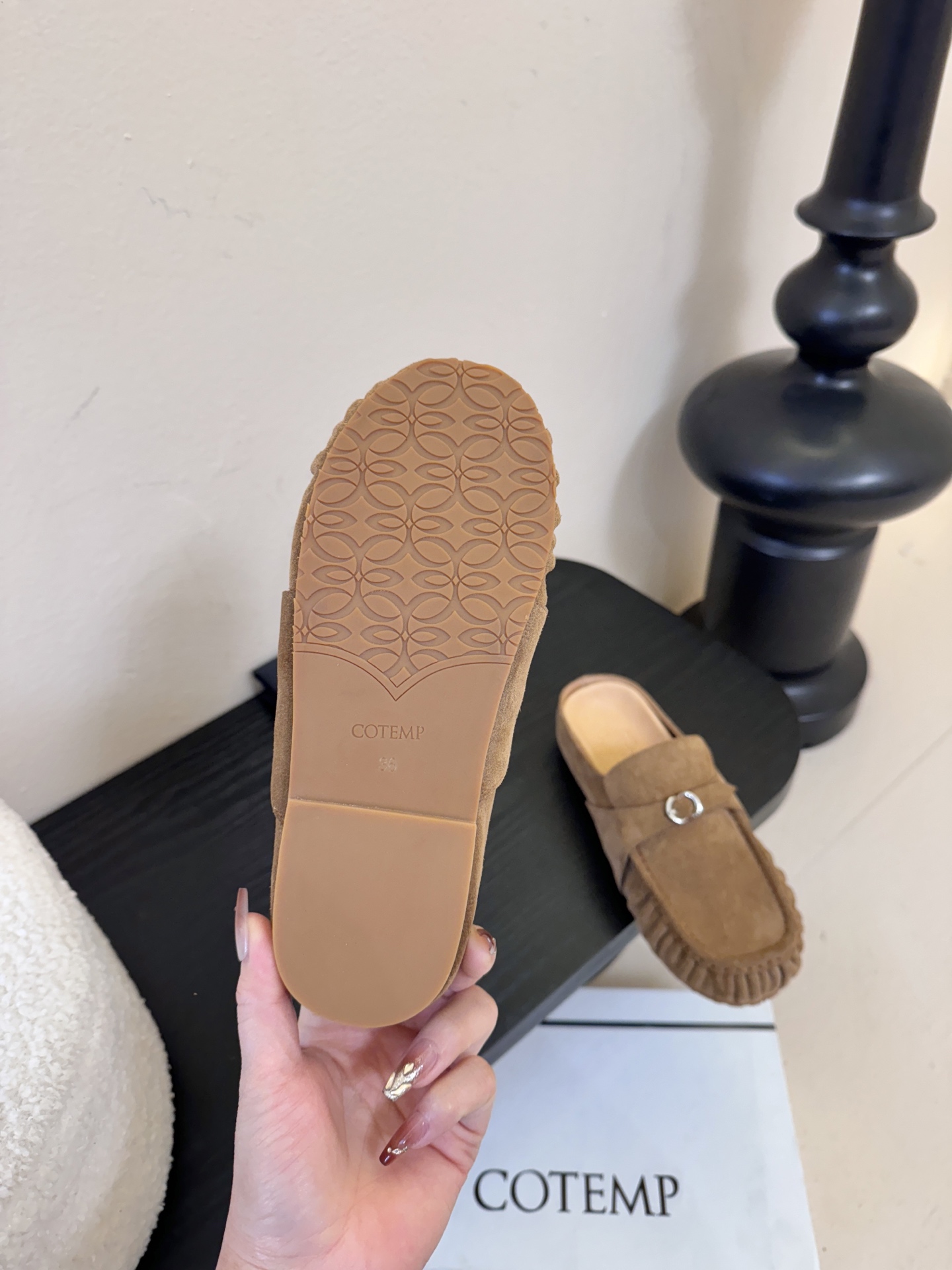 Cotem*26ss平底褶皱穆勒半拖鞋休闲鞋采用穆勒半拖+豆豆鞋的结合款型，一脚蹬穿脱便捷，兼具休闲与时