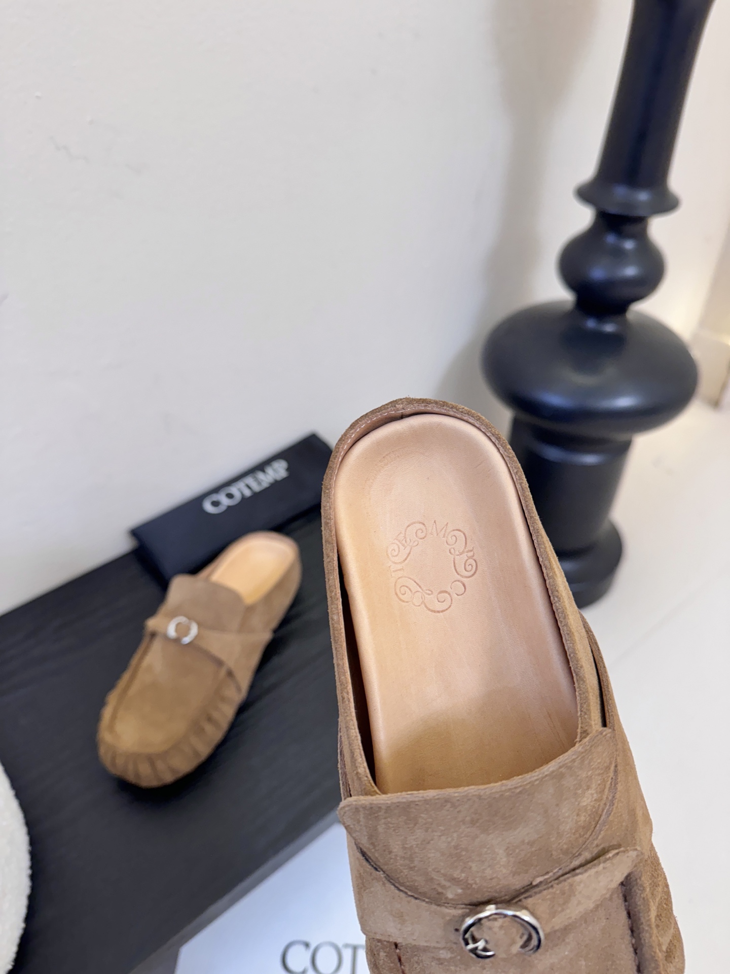 Cotem*26ss平底褶皱穆勒半拖鞋休闲鞋采用穆勒半拖+豆豆鞋的结合款型，一脚蹬穿脱便捷，兼具休闲与时