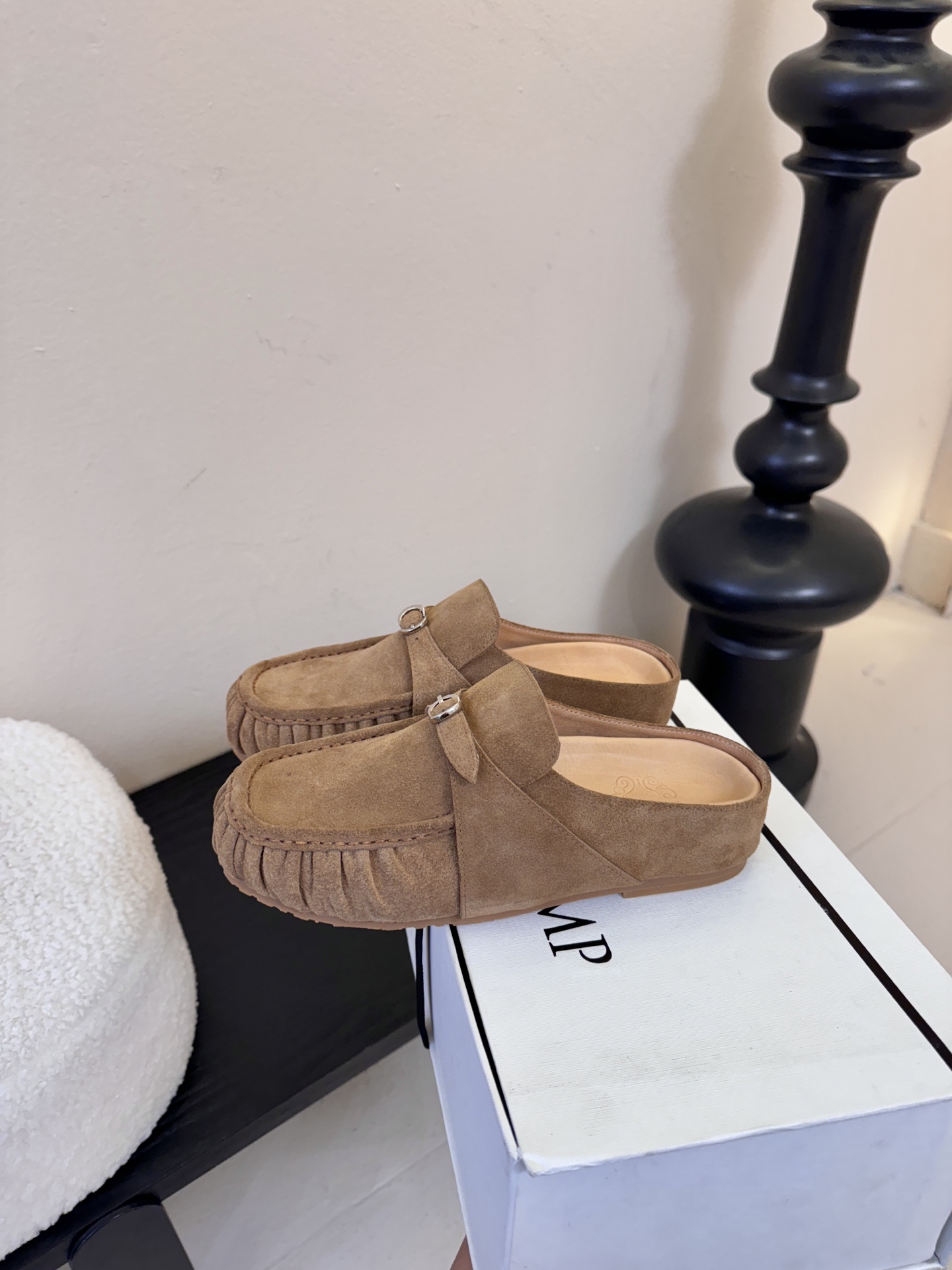 Cotem*26ss平底褶皱穆勒半拖鞋休闲鞋采用穆勒半拖+豆豆鞋的结合款型，一脚蹬穿脱便捷，兼具休闲与时