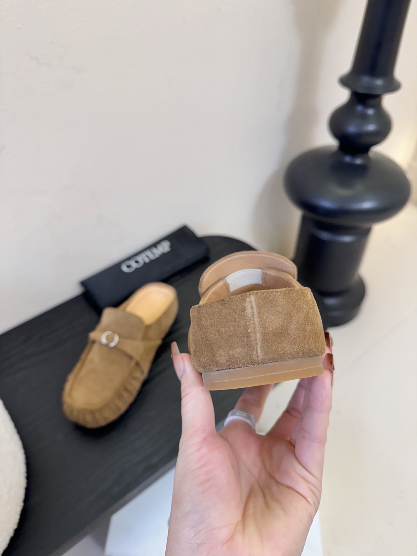 Cotem*26ss平底褶皱穆勒半拖鞋休闲鞋采用穆勒半拖+豆豆鞋的结合款型，一脚蹬穿脱便捷，兼具休闲与时