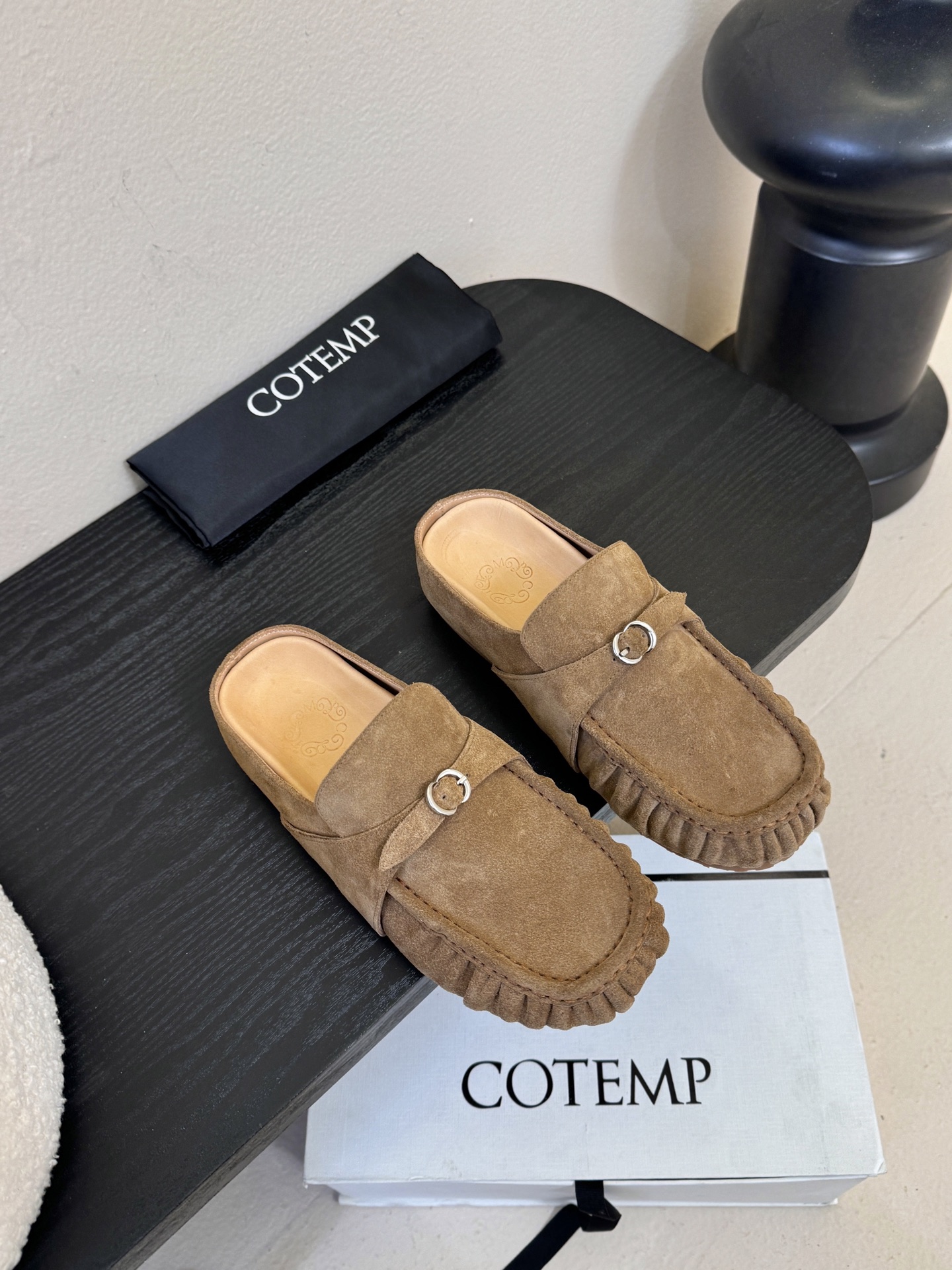 Cotem*26ss平底褶皱穆勒半拖鞋休闲鞋采用穆勒半拖+豆豆鞋的结合款型，一脚蹬穿脱便捷，兼具休闲与时