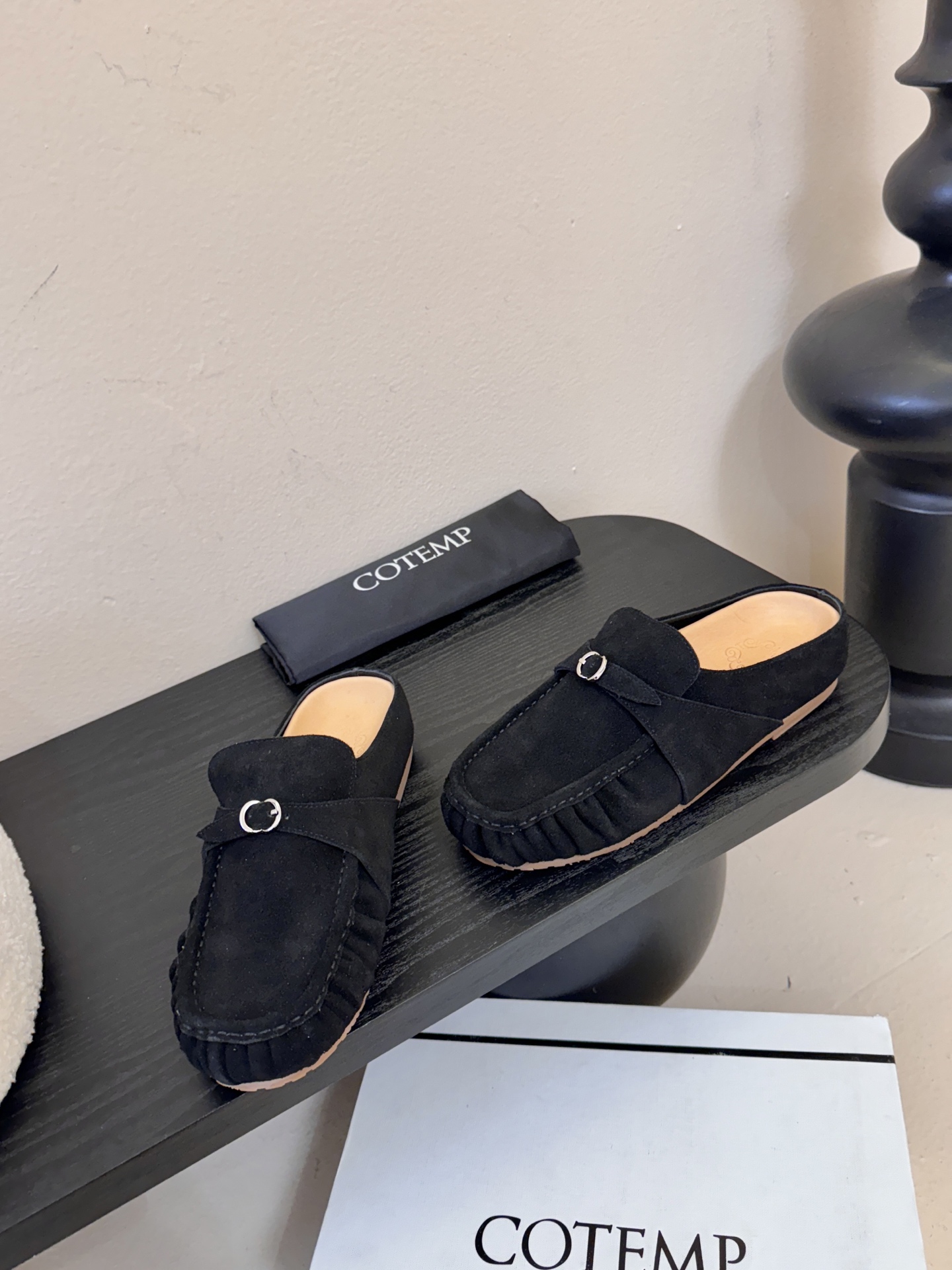 Cotem*26ss平底褶皱穆勒半拖鞋休闲鞋采用穆勒半拖+豆豆鞋的结合款型，一脚蹬穿脱便捷，兼具休闲与时