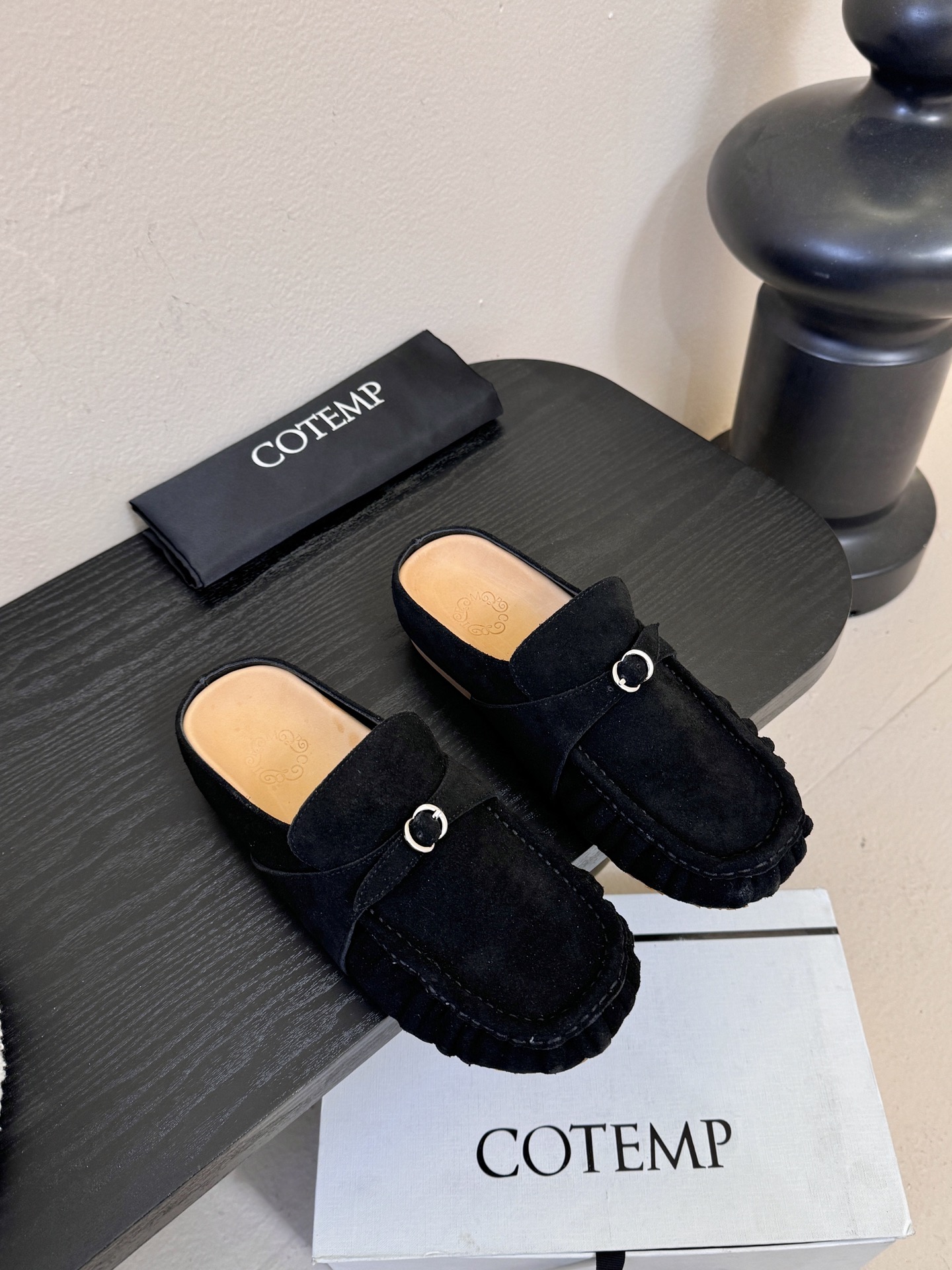 NO:682382,Cotem*26ss flat-soled pleated Mule half-slipper casual shoes are a combination of Mule half-slippers + beanie shoes. They are easy to put on and take off with one foot, and are both casual and fashionable. The toe is an improved narrow round toe, and the design of narrowing the shoe body is more exquisite and more tolerant to the shape of the foot. The body of the shoe is embellished with silver metal buckles, which is simple and adds exquisite details, and has both a retro feel and a sense of design.  The soles are also engraved with the brand LOGO, and are full of details. There is no adaptation period for comfortable foot feel, the soles are soft and elastic, and have good shock absorption effect when walking; the flat-soled design takes into account both daily commuting and leisure scenes, is highly matchable, and can be adapted to a variety of wearing styles. The upper is suede and the lining is cowhide. The rubber outsole increases the height by 3cm.19860909Cotem*26ss平底褶皱穆勒半拖鞋休闲鞋 采用穆勒半拖+豆豆鞋的结合款型,一脚蹬穿脱便捷,兼具休闲与时尚感；鞋头为改良后的细窄圆头,收窄鞋身的设计更显精巧,对脚型的包容度也更高；鞋身点缀银色金属扣,简约又添精致细节,复古感与设计感兼具. 鞋底还刻有品牌LOGO,细节拉满.无适应期的舒适脚感,鞋底软弹,行走时减震效果好；平底设计兼顾日常通勤与休闲场景,搭配性强,可适配多种穿搭风格. 鞋面牛反绒 内里牛里 大底橡胶大底 增高3cm size35-41码（40、41码定制不退换）,半拖,slippers,Women's Shoes
