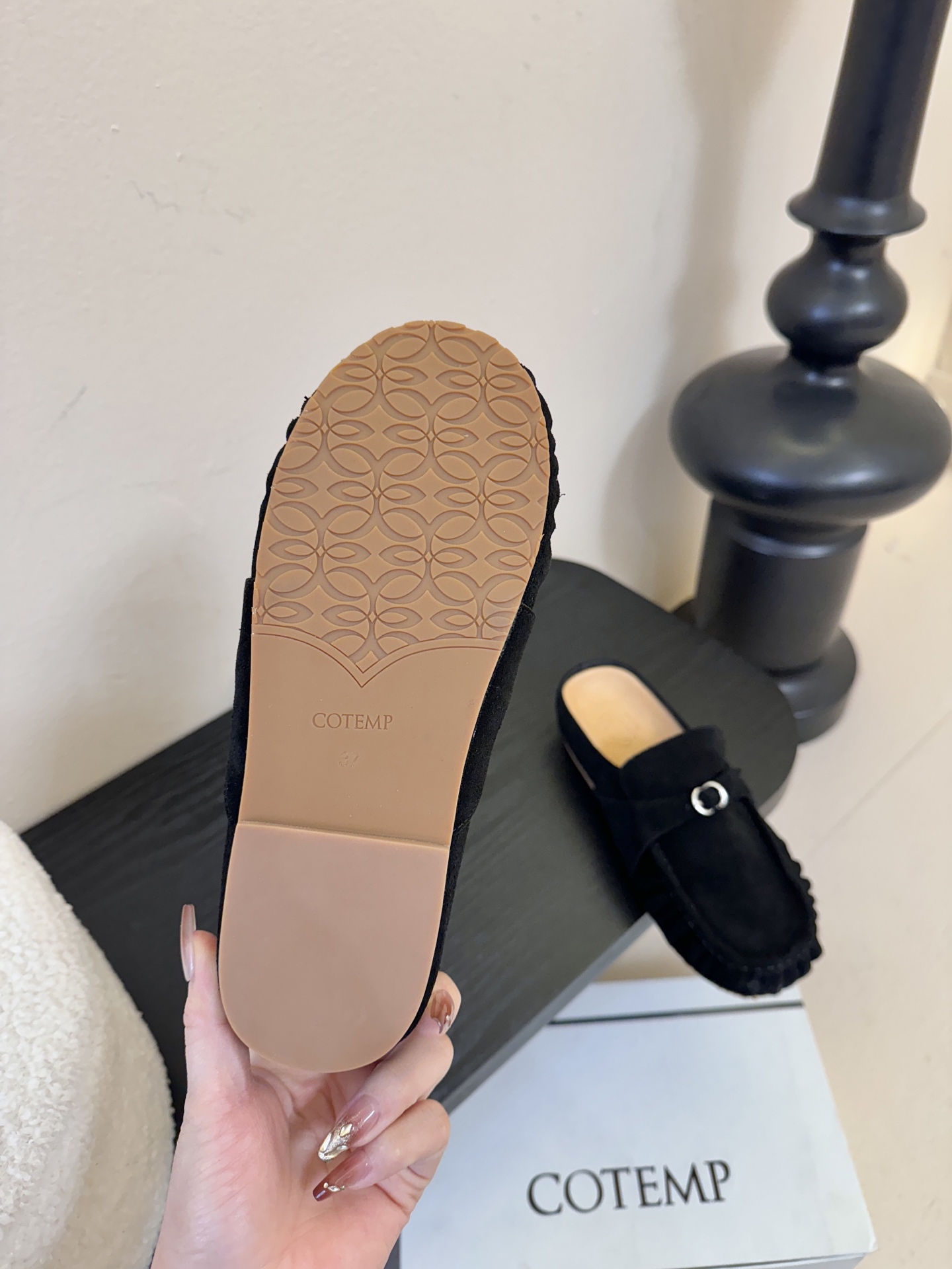 Cotem*26ss平底褶皱穆勒半拖鞋休闲鞋采用穆勒半拖+豆豆鞋的结合款型，一脚蹬穿脱便捷，兼具休闲与时