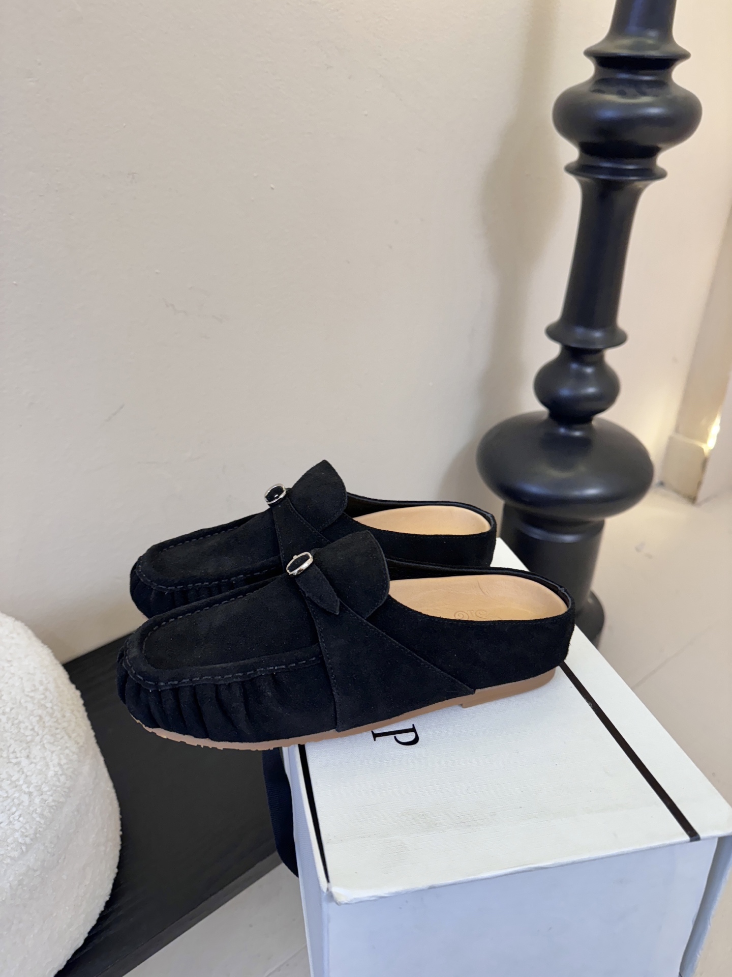 Cotem*26ss平底褶皱穆勒半拖鞋休闲鞋采用穆勒半拖+豆豆鞋的结合款型，一脚蹬穿脱便捷，兼具休闲与时