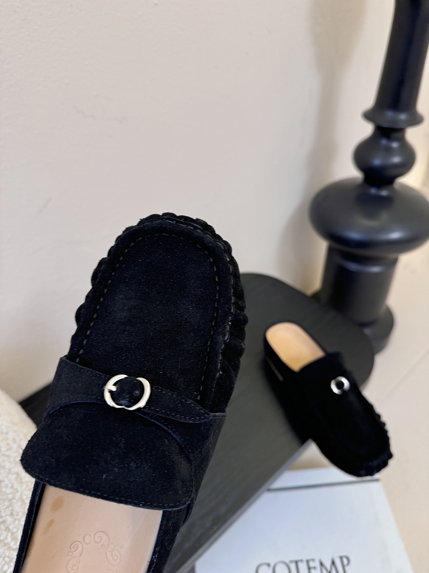 Cotem*26ss平底褶皱穆勒半拖鞋休闲鞋采用穆勒半拖+豆豆鞋的结合款型，一脚蹬穿脱便捷，兼具休闲与时