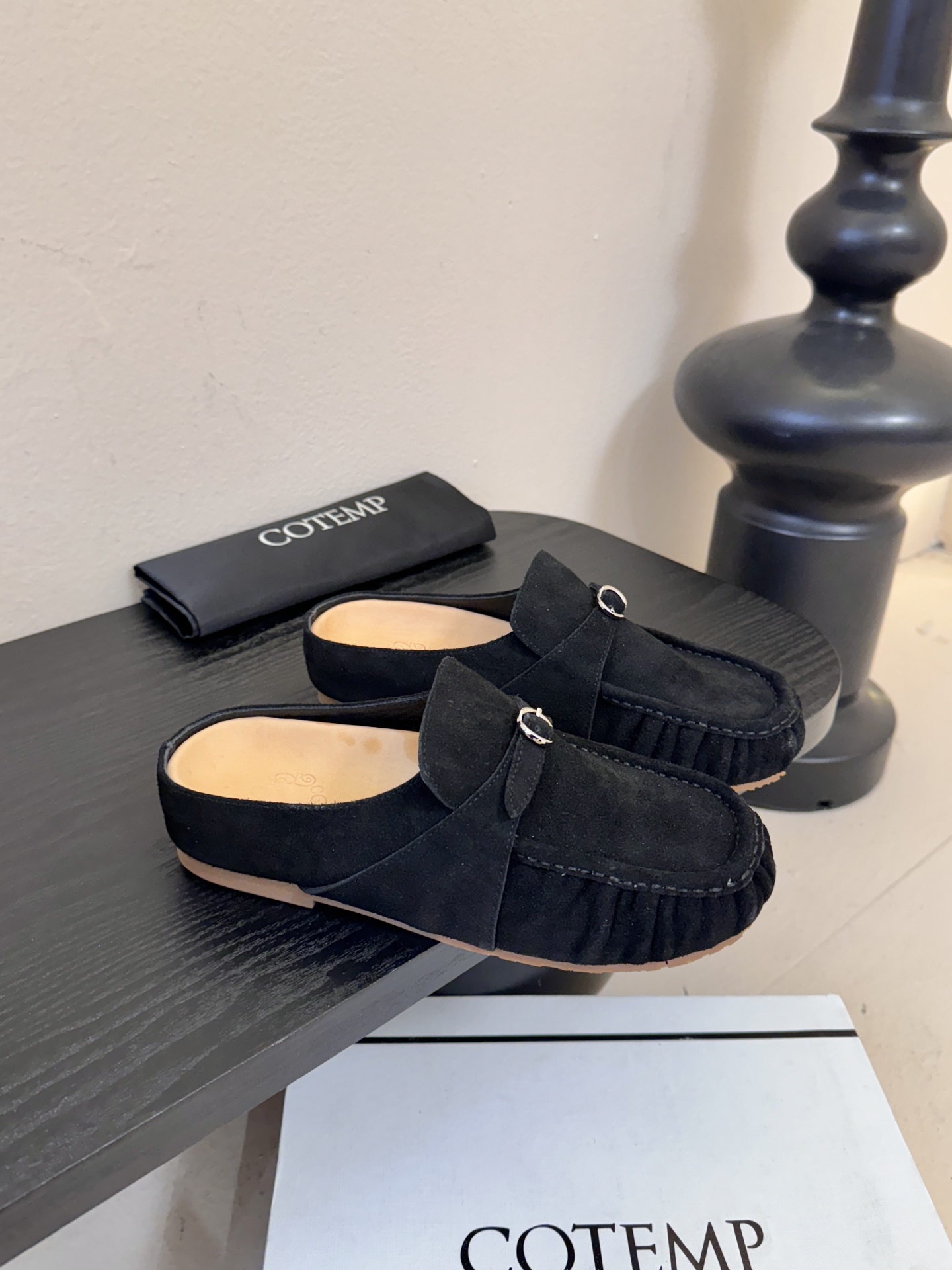 Cotem*26ss平底褶皱穆勒半拖鞋休闲鞋采用穆勒半拖+豆豆鞋的结合款型，一脚蹬穿脱便捷，兼具休闲与时