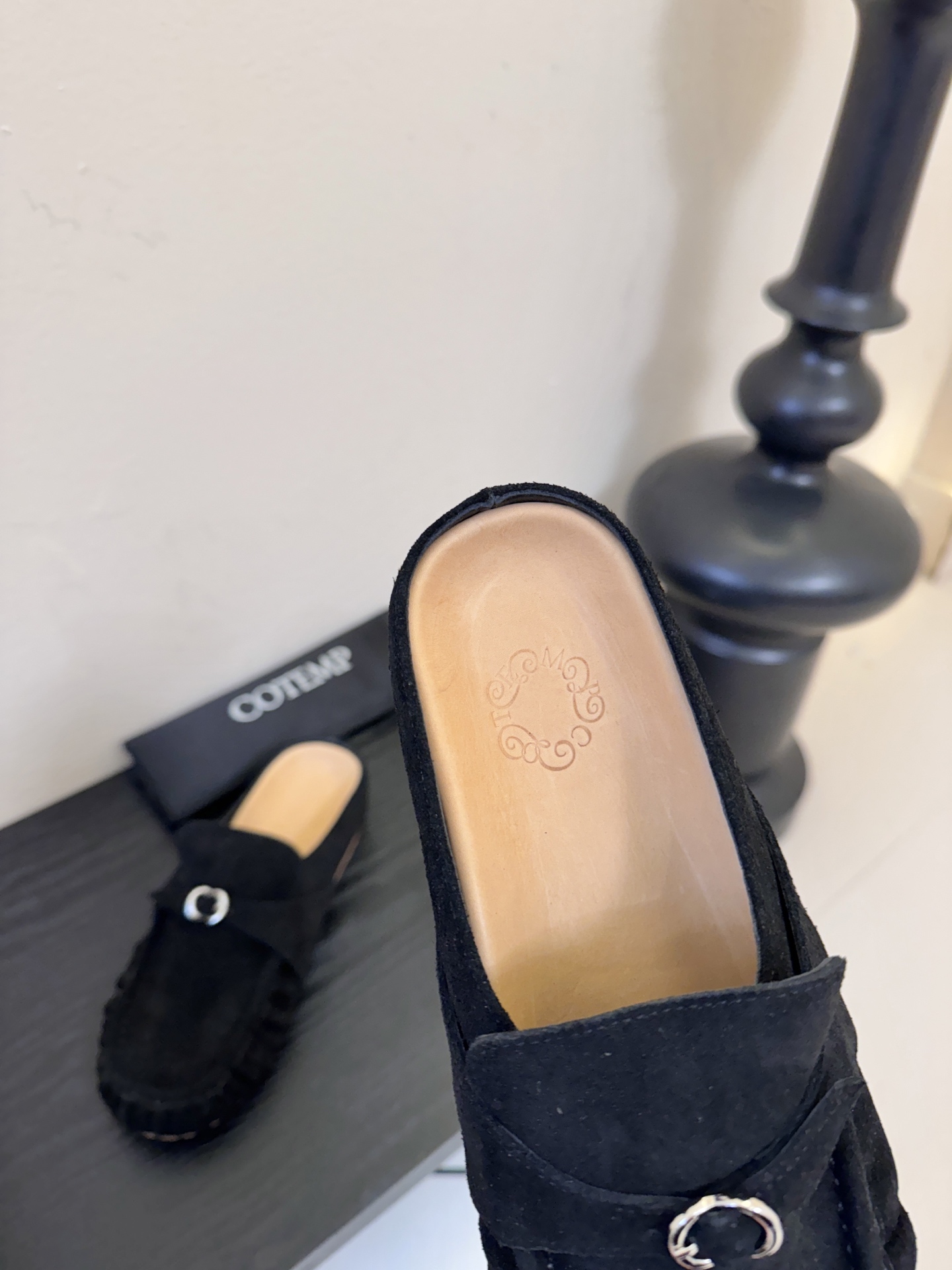 Cotem*26ss平底褶皱穆勒半拖鞋休闲鞋采用穆勒半拖+豆豆鞋的结合款型，一脚蹬穿脱便捷，兼具休闲与时