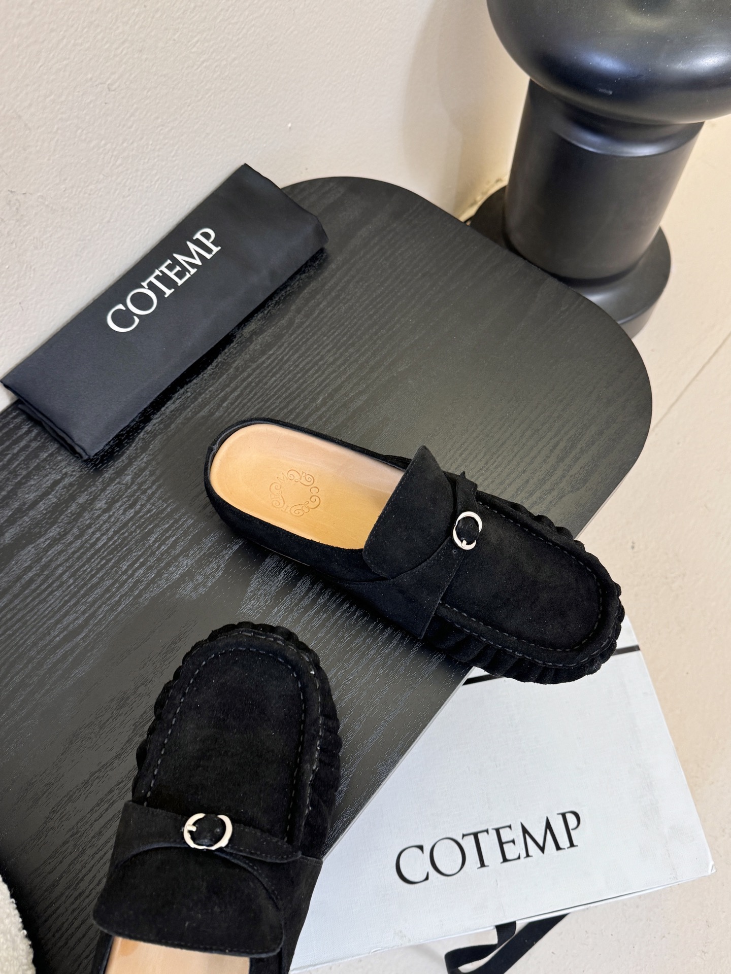 Cotem*26ss平底褶皱穆勒半拖鞋休闲鞋采用穆勒半拖+豆豆鞋的结合款型，一脚蹬穿脱便捷，兼具休闲与时