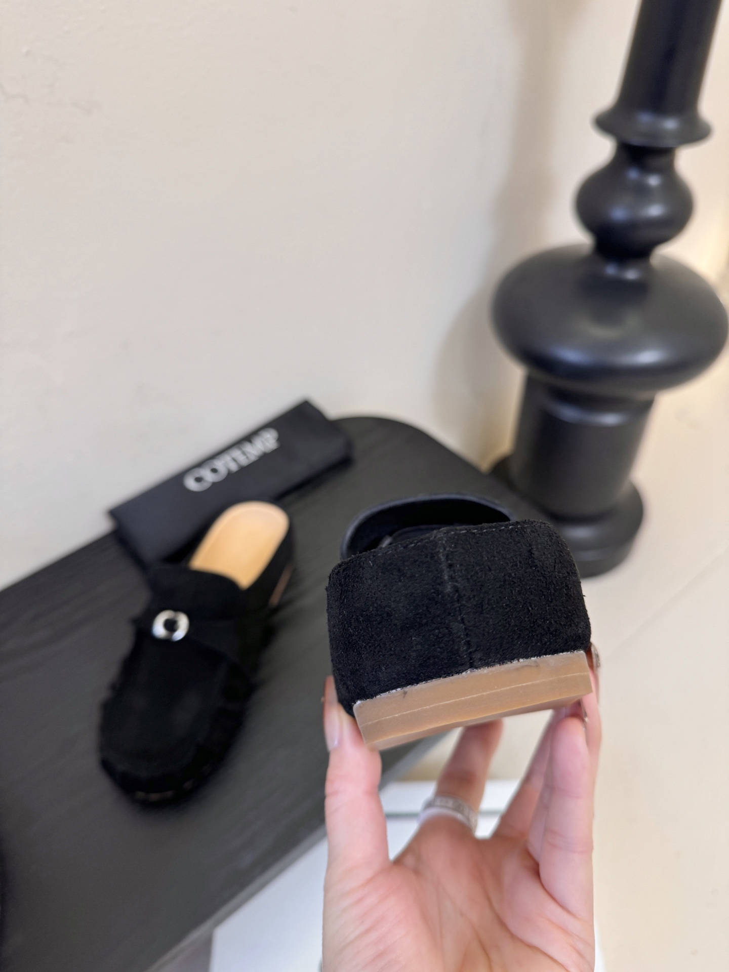 Cotem*26ss平底褶皱穆勒半拖鞋休闲鞋采用穆勒半拖+豆豆鞋的结合款型，一脚蹬穿脱便捷，兼具休闲与时