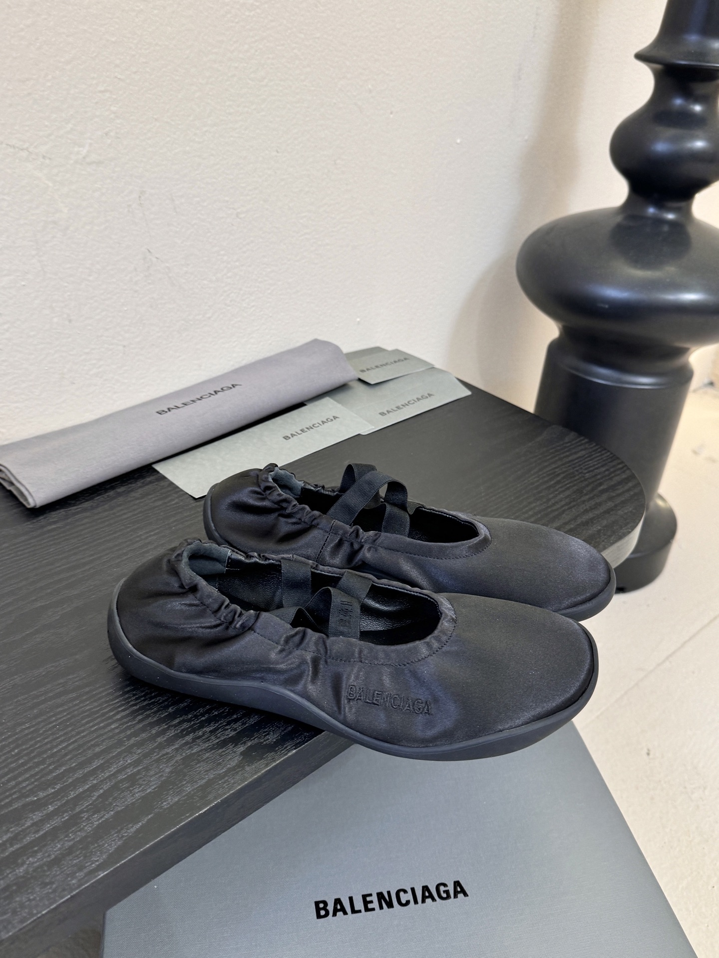 BALENCIAGA巴黎世家芭蕾舞鞋 跳舞鞋 好多明星网红种草 超经典的鞋型设计 永不过时的穿搭 这款芭