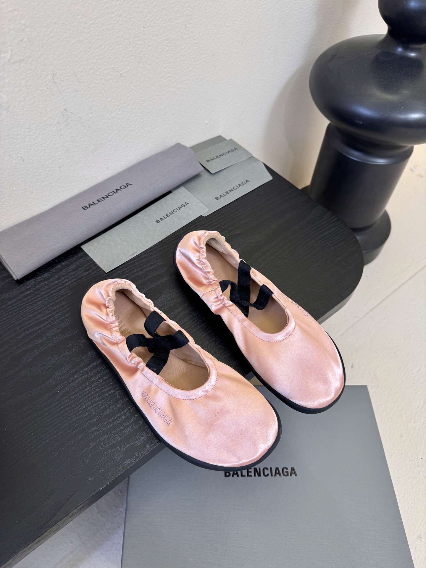 NO:682376,BALENCIAGA Balenciaga ballet shoes, dancing shoes, many celebrities and Internet celebrities have planted them. Ultra-classic shoe design, timeless wear. These ballet shoes have been planted at first sight. You can wear them freely according to the weather changes!  Put on socks to instantly transform into cute shoes for spring and summer!  The upper of the magic princess is imported and customized. The foot feels super comfortable. The leather is very soft and skin-friendly. Original molded non-slip outsole Size 35-41 (40 41 customized), ballet shoes, balenciaga, balenciaga19860909BALENCIAGA巴黎世家芭蕾舞鞋 跳舞鞋 好多明星网红种草 超经典的鞋型设计 永不过时的穿搭 这款芭蕾舞单鞋第一眼看上就被种草了根据天气变化自由穿搭！套上袜套春夏秒变可爱单鞋！秒变魔法公主鞋面进口定制布 脚感超级舒服 皮料非常柔软亲肤 原版开模防滑大底Size35-41（40 41定制）,芭蕾舞鞋,balenciaga,balenciaga,Women's Shoes