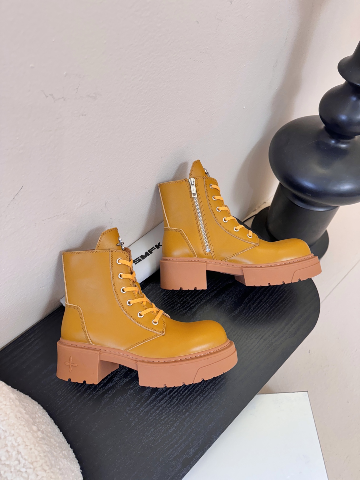 SMFK 26ss 最新 四季马丁 新款马丁靴卖疯了 宝子们！吴宣仪同款最近非常门 爆真的是很耐看越看越