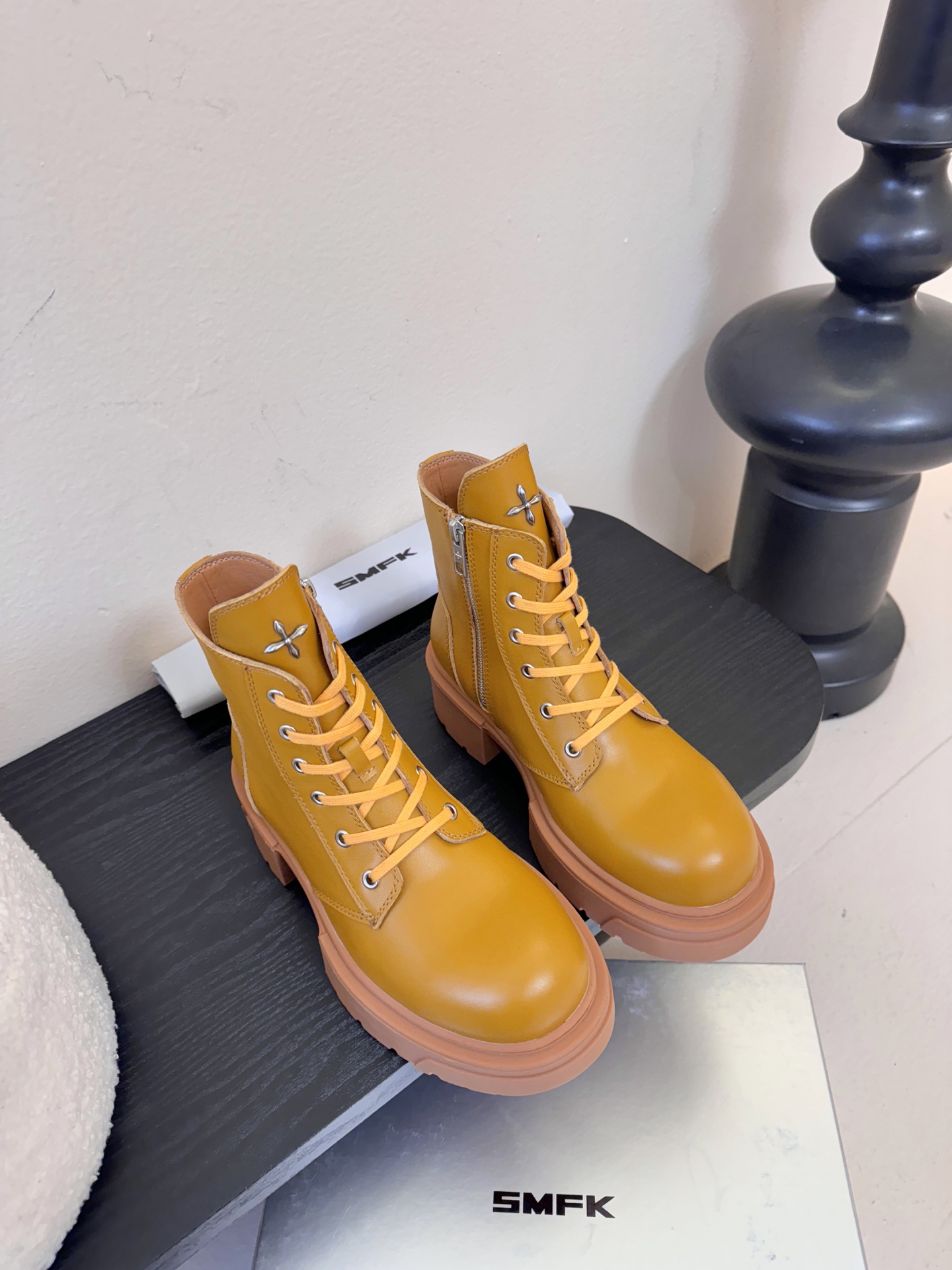 SMFK 26ss 最新 四季马丁 新款马丁靴卖疯了 宝子们！吴宣仪同款最近非常门 爆真的是很耐看越看越