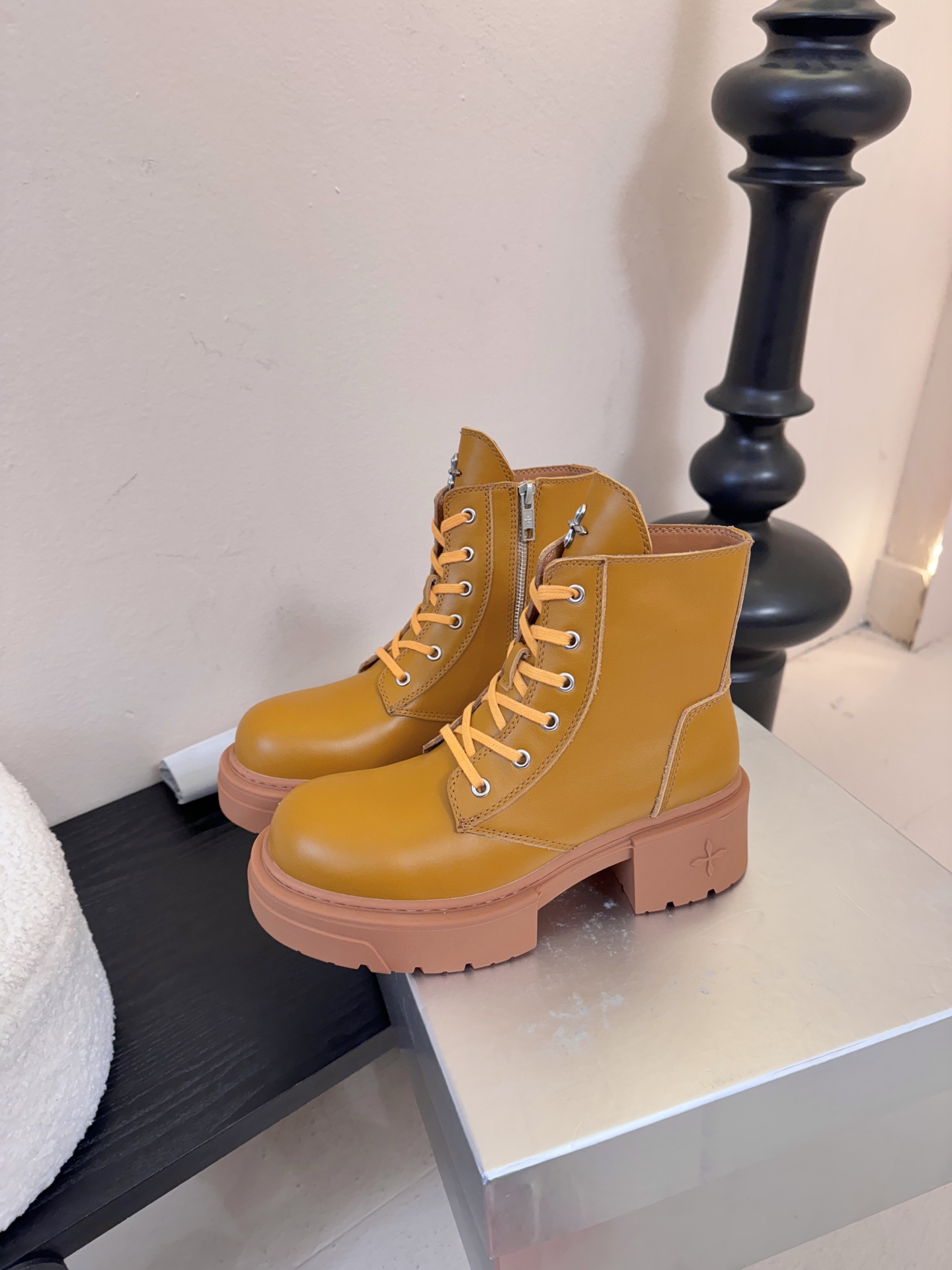 SMFK 26ss 最新 四季马丁 新款马丁靴卖疯了 宝子们！吴宣仪同款最近非常门 爆真的是很耐看越看越