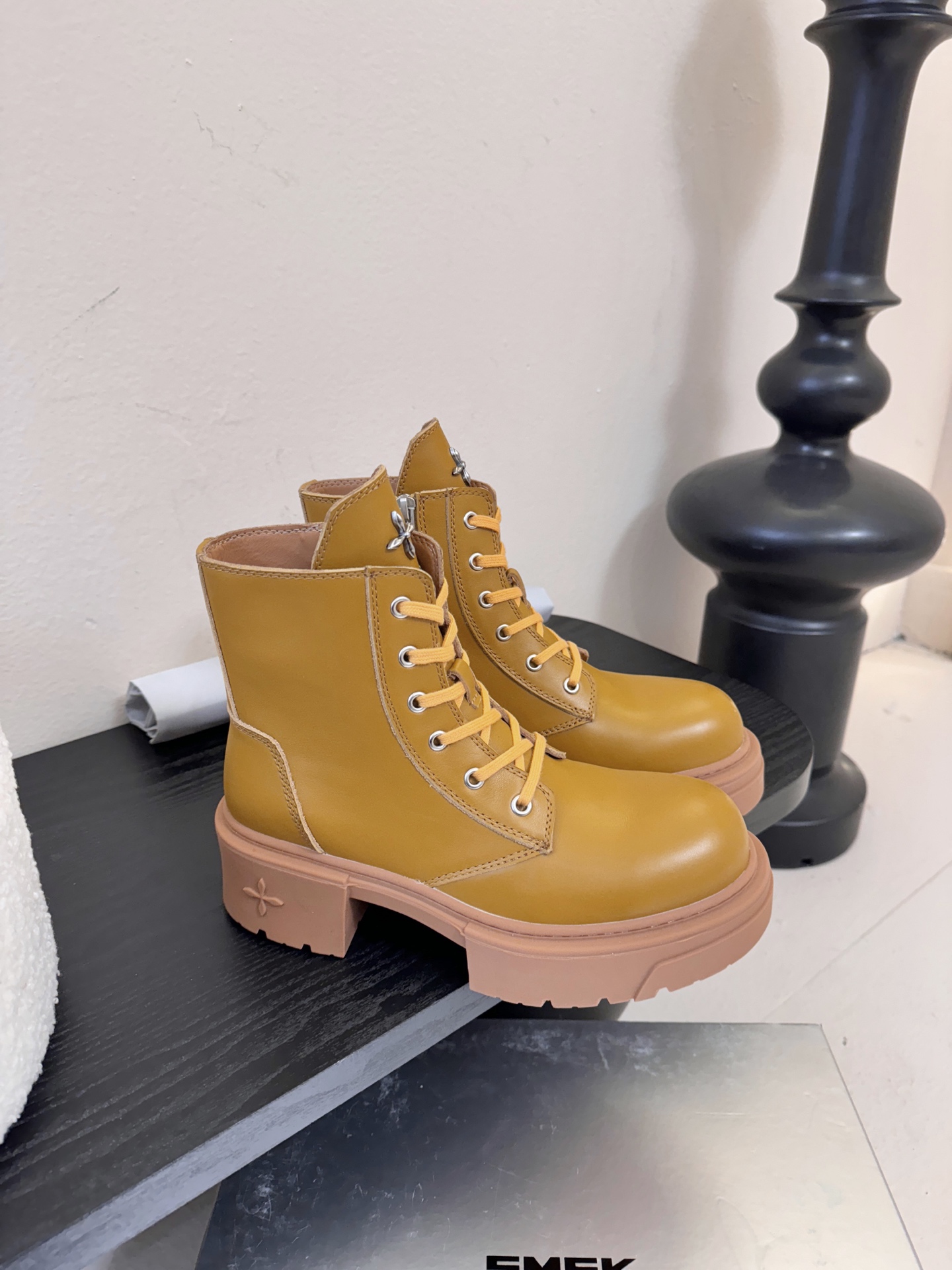 SMFK 26ss 最新 四季马丁 新款马丁靴卖疯了 宝子们！吴宣仪同款最近非常门 爆真的是很耐看越看越