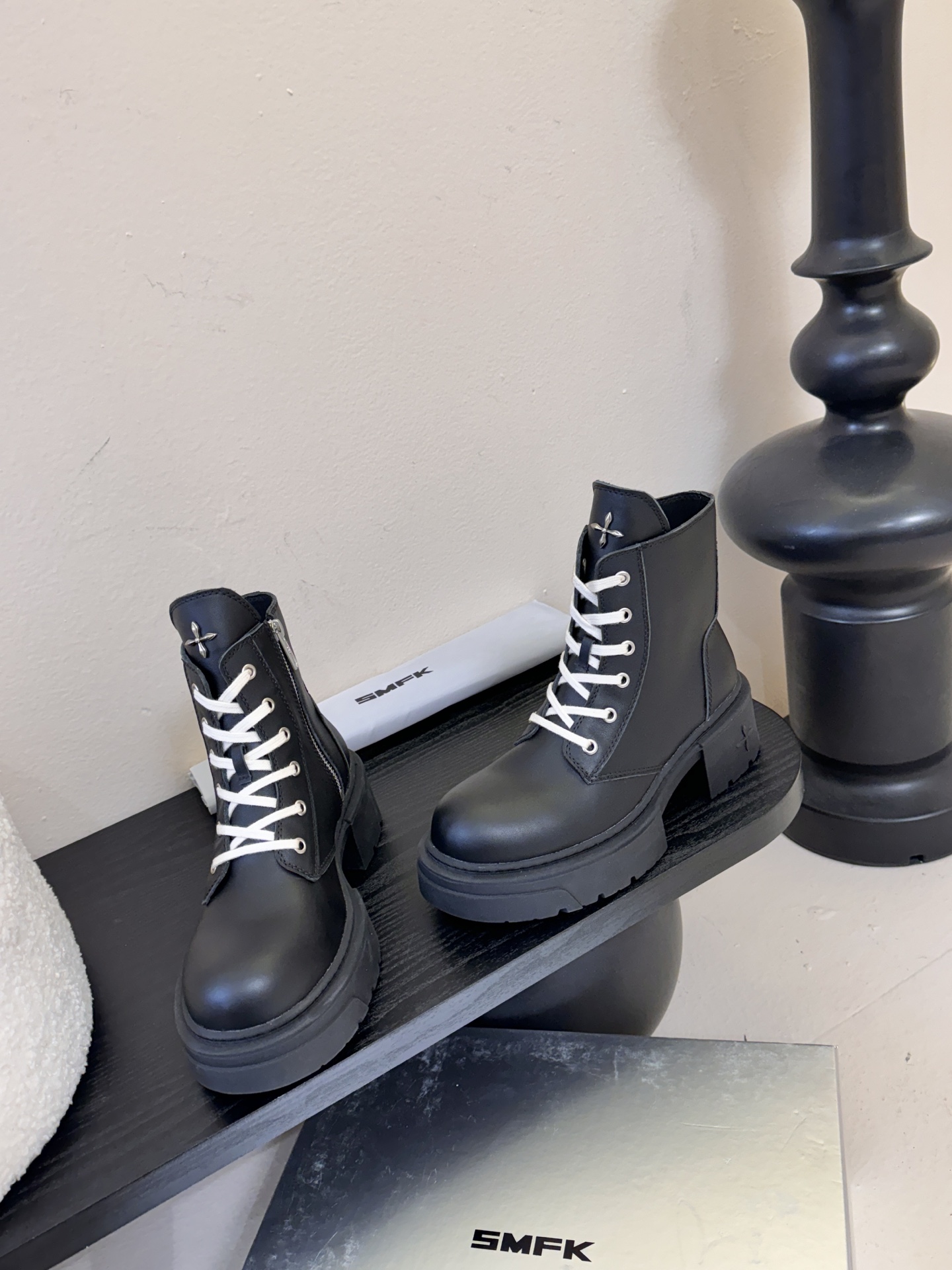 SMFK 26ss 最新 四季马丁 新款马丁靴卖疯了 宝子们！吴宣仪同款最近非常门 爆真的是很耐看越看越