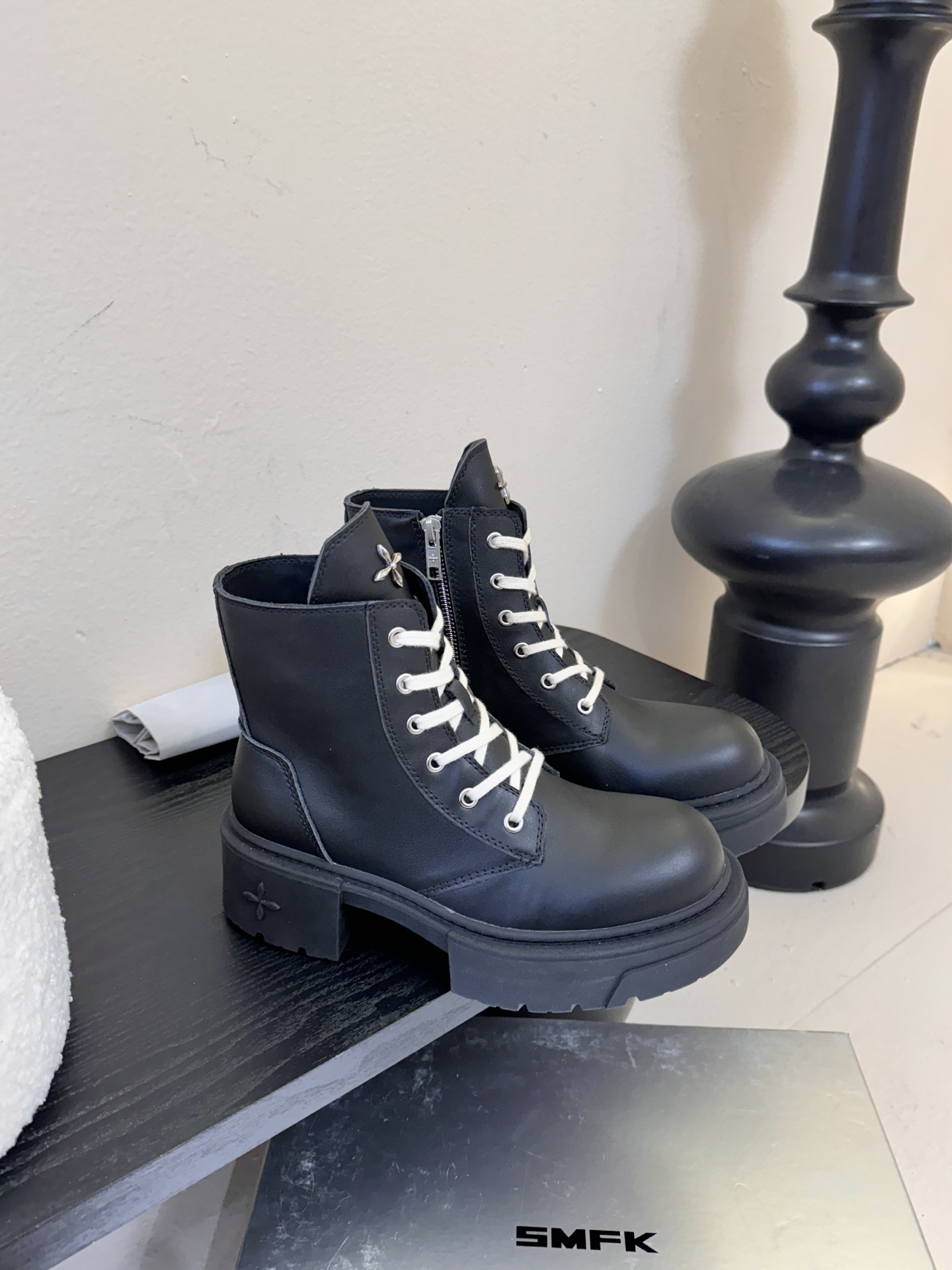 SMFK 26ss 最新 四季马丁 新款马丁靴卖疯了 宝子们！吴宣仪同款最近非常门 爆真的是很耐看越看越