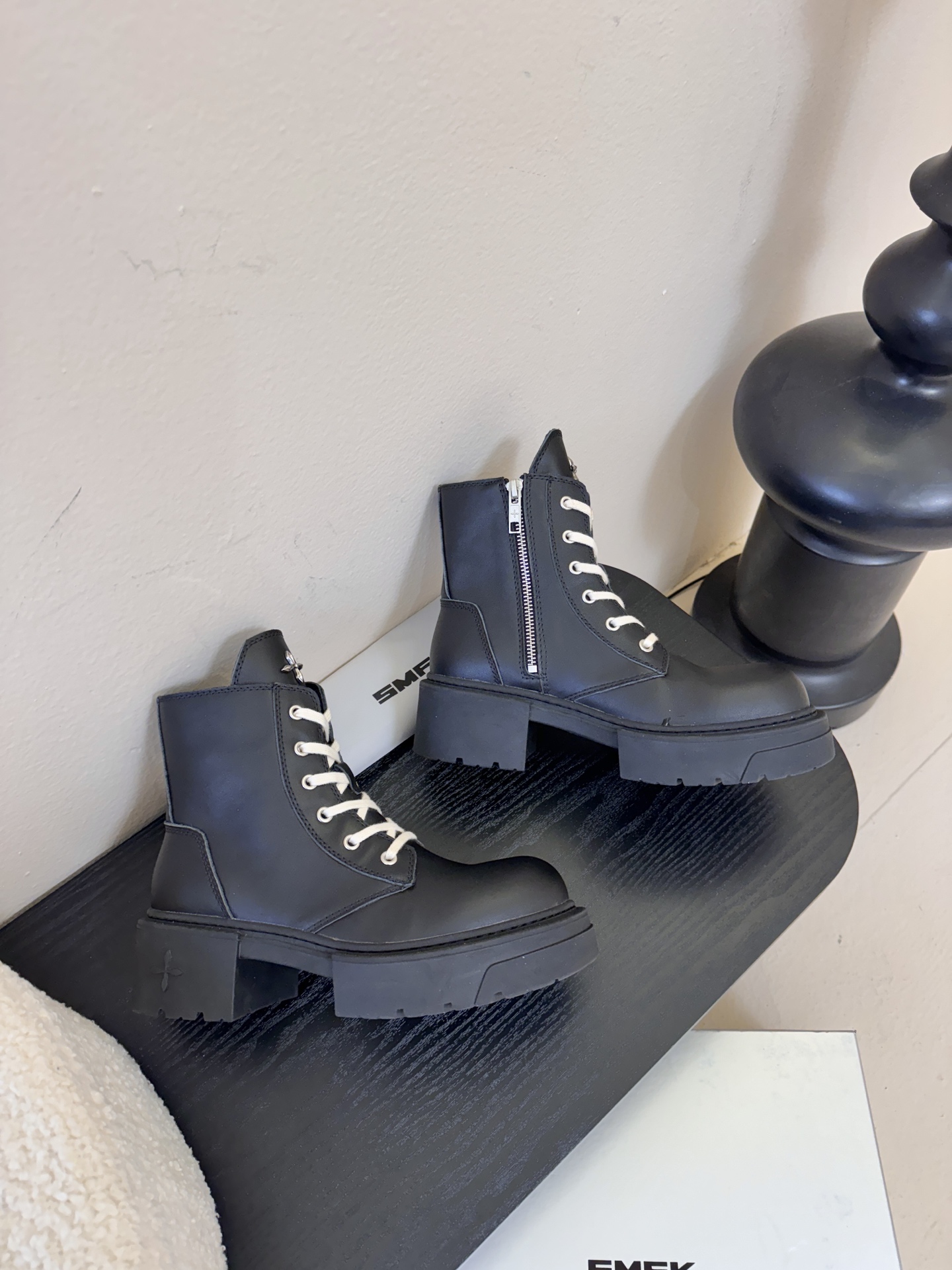 SMFK 26ss 最新 四季马丁 新款马丁靴卖疯了 宝子们！吴宣仪同款最近非常门 爆真的是很耐看越看越