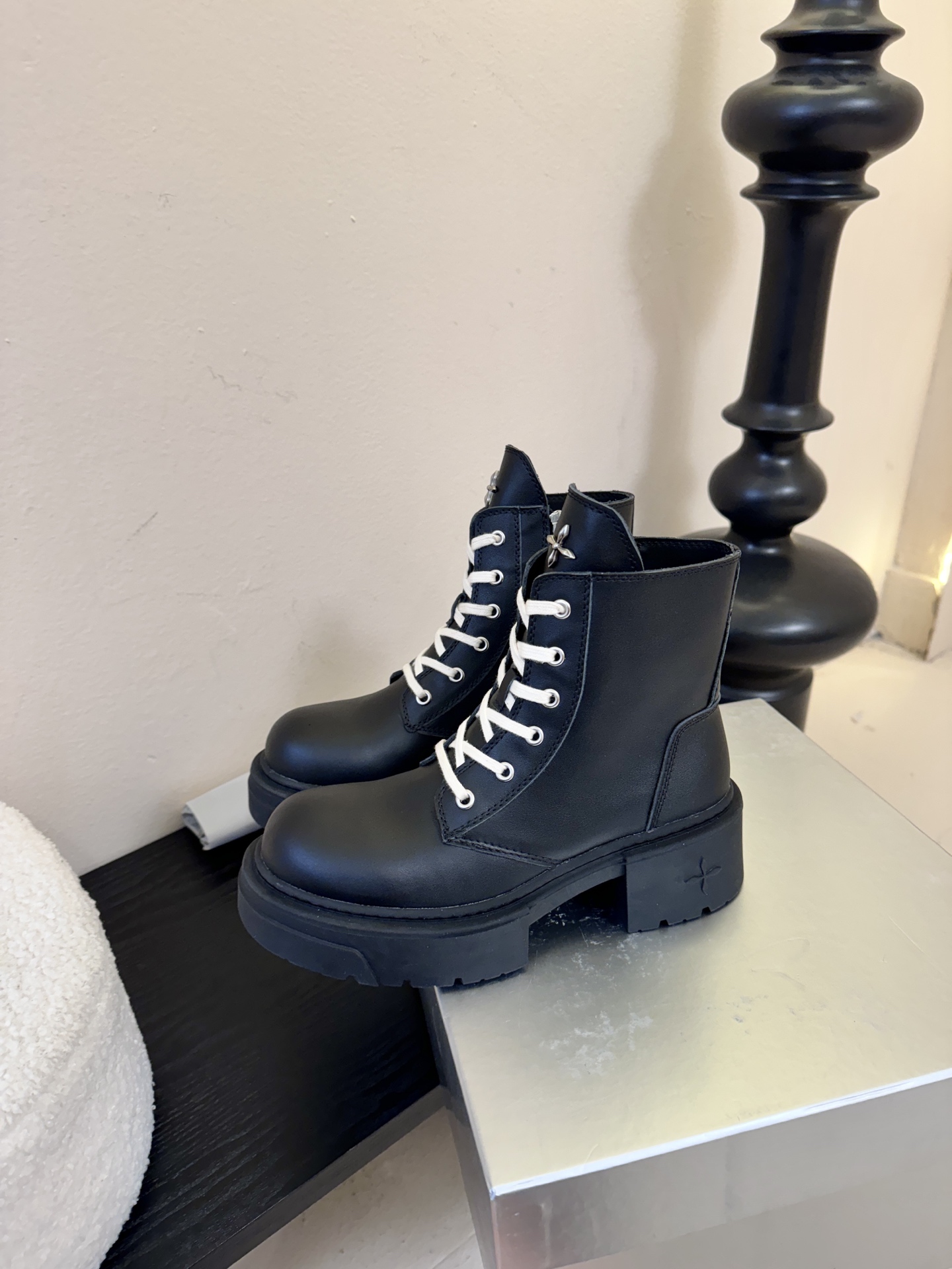 SMFK 26ss 最新 四季马丁 新款马丁靴卖疯了 宝子们！吴宣仪同款最近非常门 爆真的是很耐看越看越