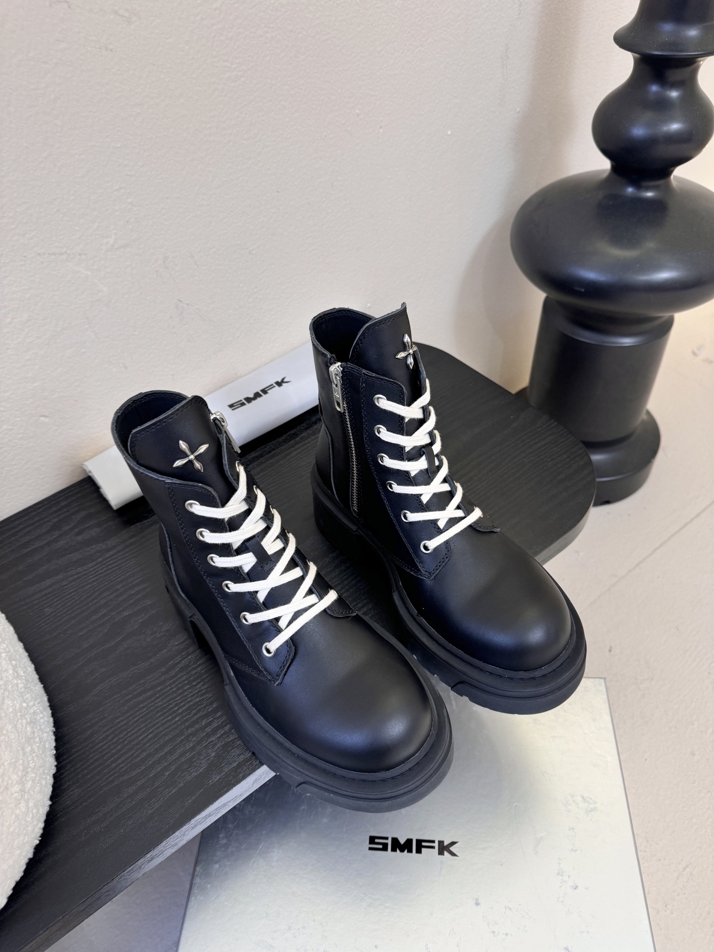 NO:682375,SMFK 26ss, the latest Four Seasons Martin new style Martin boots, are selling like crazy, kids!  Wu Xuanyi's same style is very popular recently. It's really attractive. The more you look at it, the more you like it. The heel height is 6.5cm. If you go to the northwest, don't miss Saku's treasure boots. Original material lining. Size35-40, boots, boots.19860909SMFK 26ss 最新 四季马丁 新款马丁靴 卖疯了 宝子们！吴宣仪同款最近非常门 爆真的是很耐看越看越喜欢, 跟高6.5cm 种草 去大西北的不要错过飒酷的宝藏靴靴 原版材质内里 Size35-40,靴子,boots,Women's Shoes