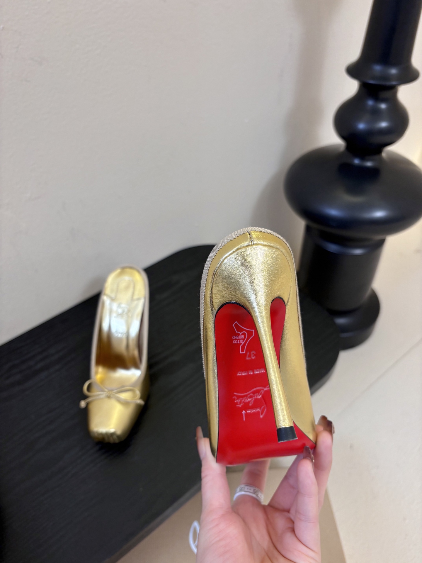 10.5公分ChristinLouboutin/CL26WF新品猪鼻子蝴蝶结高跟鞋单鞋在时尚的舞台上CL