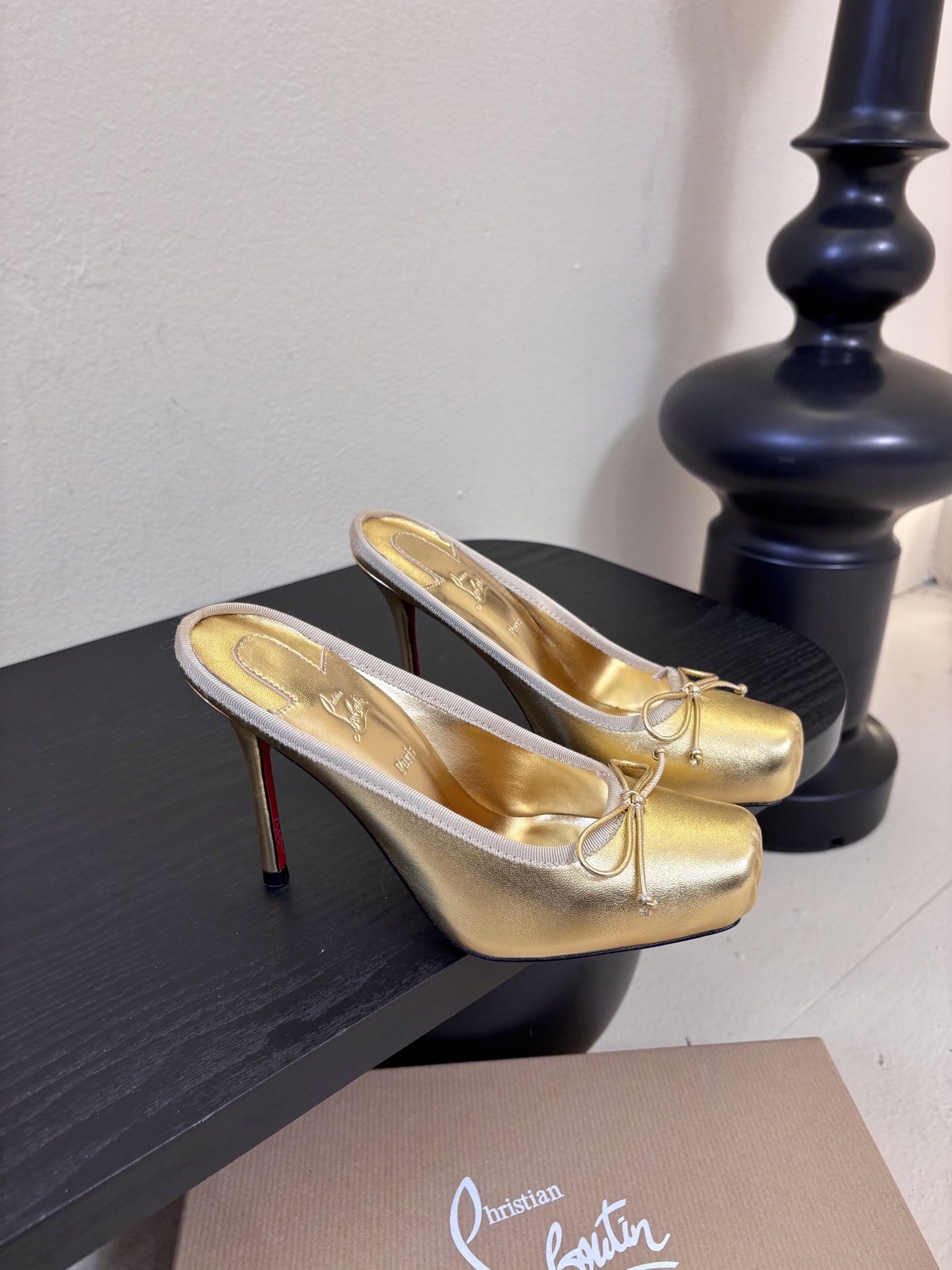 10.5公分ChristinLouboutin/CL26WF新品猪鼻子蝴蝶结高跟鞋单鞋在时尚的舞台上CL