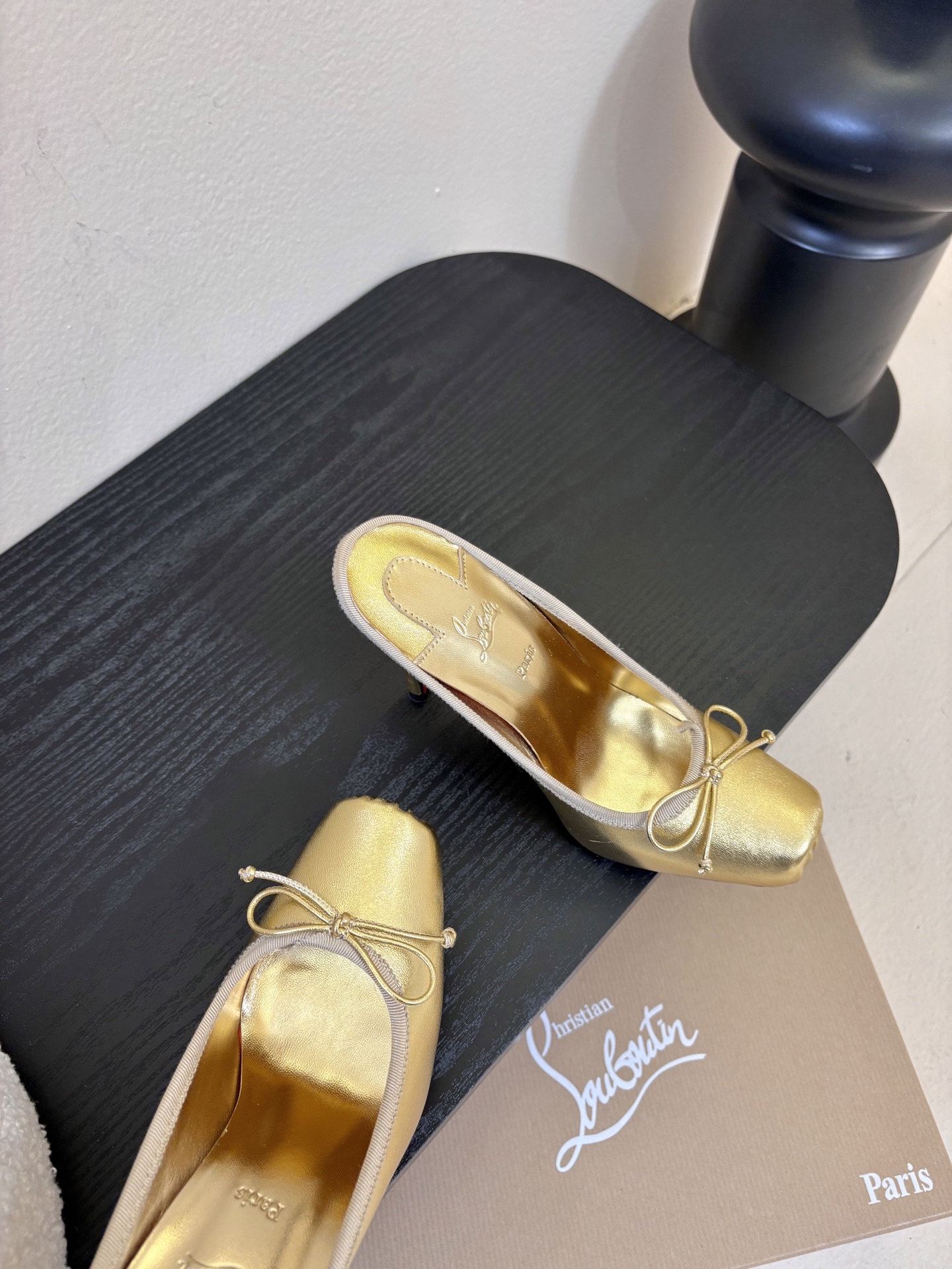 10.5公分ChristinLouboutin/CL26WF新品猪鼻子蝴蝶结高跟鞋单鞋在时尚的舞台上CL