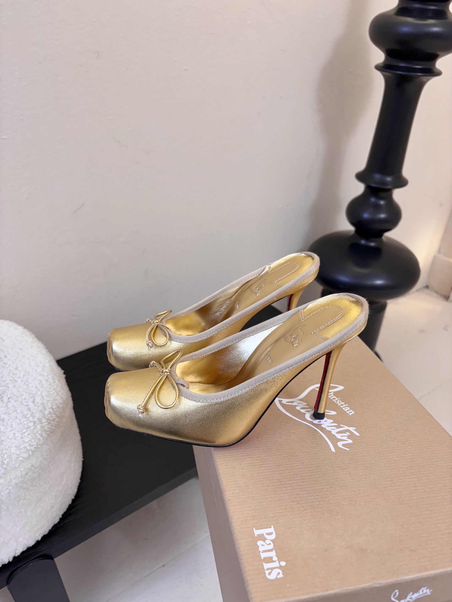 10.5公分ChristinLouboutin/CL26WF新品猪鼻子蝴蝶结高跟鞋单鞋在时尚的舞台上CL