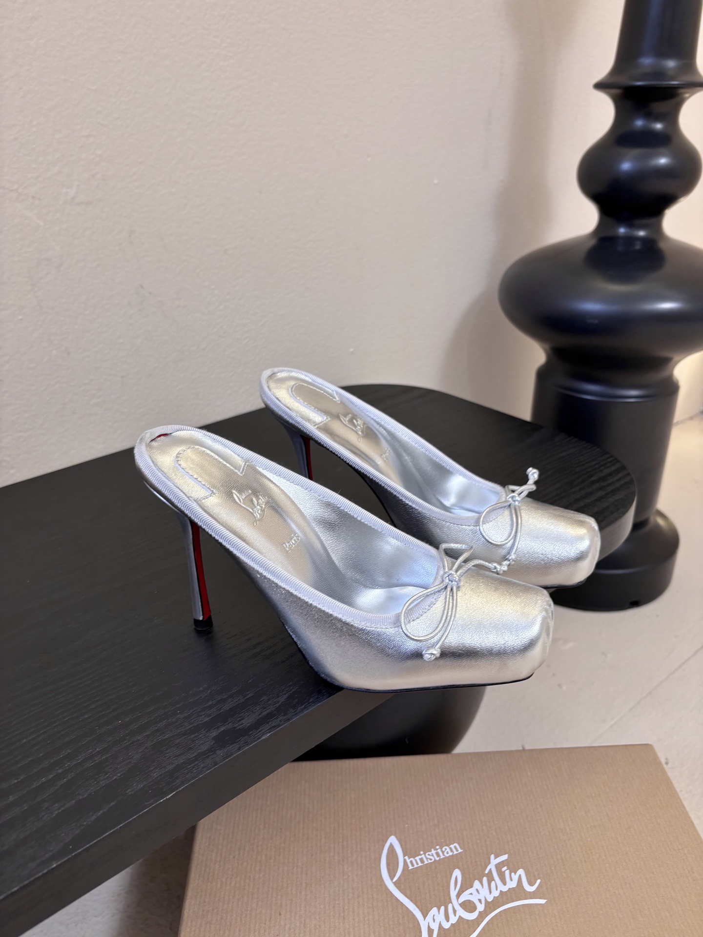 10.5公分ChristinLouboutin/CL26WF新品猪鼻子蝴蝶结高跟鞋单鞋在时尚的舞台上CL